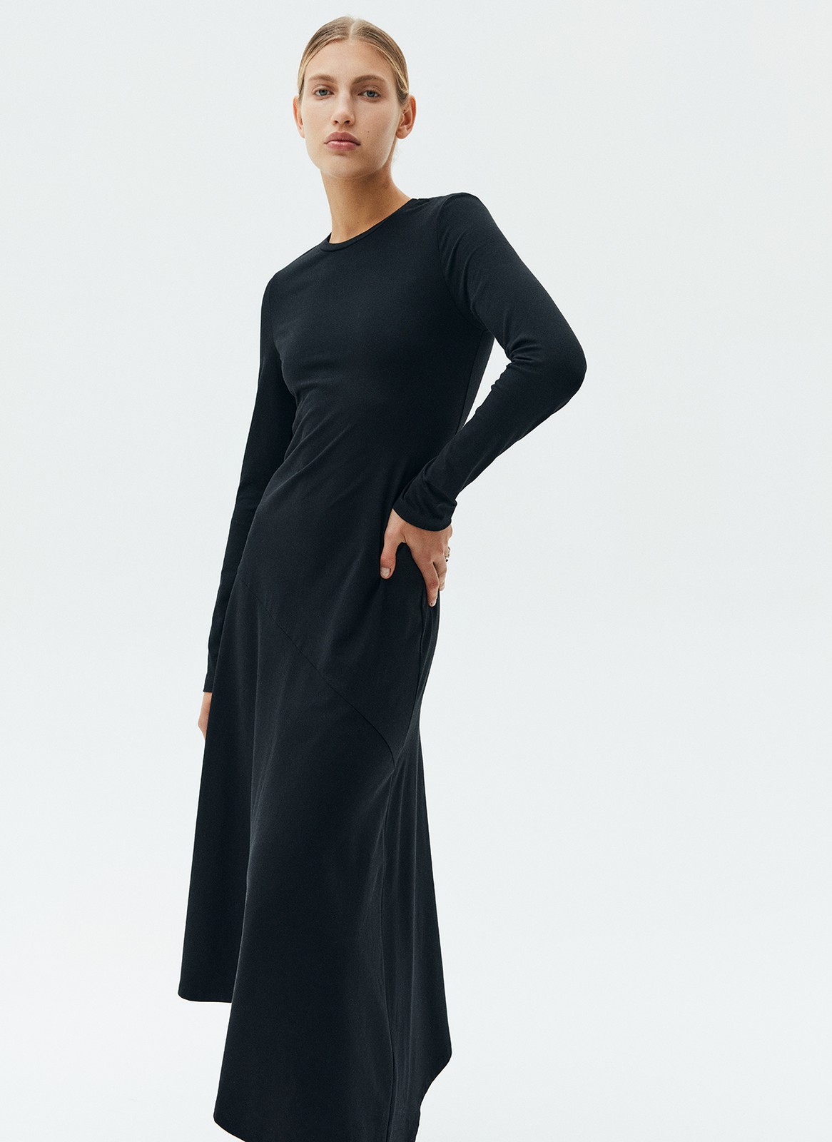 Платье миди со скошеным низом юбки, цвет: Черный Allweneed
Платье длины миди со скошенным низом. Круглый вырез и классическая линия плеча. Платье имеет приталенный силуэт, но благодаря свободной юбке, в нем комфортно передвигаться по городу. Мягкая ткань из хлопка поддерживает оптимальную температуру тела даже при смене погоды. Вы можете носить модель самостоятельно или сочетать с любимым джемпером и кардиганом.