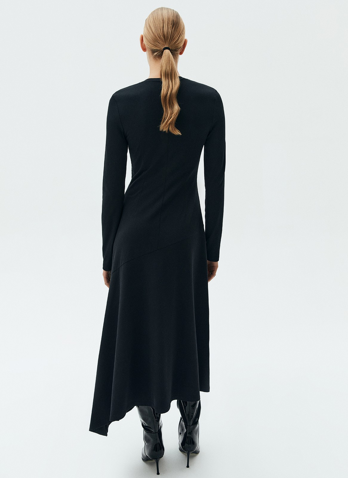 Платье миди со скошеным низом юбки, цвет: Черный Allweneed
Платье длины миди со скошенным низом. Круглый вырез и классическая линия плеча. Платье имеет приталенный силуэт, но благодаря свободной юбке, в нем комфортно передвигаться по городу. Мягкая ткань из хлопка поддерживает оптимальную температуру тела даже при смене погоды. Вы можете носить модель самостоятельно или сочетать с любимым джемпером и кардиганом.