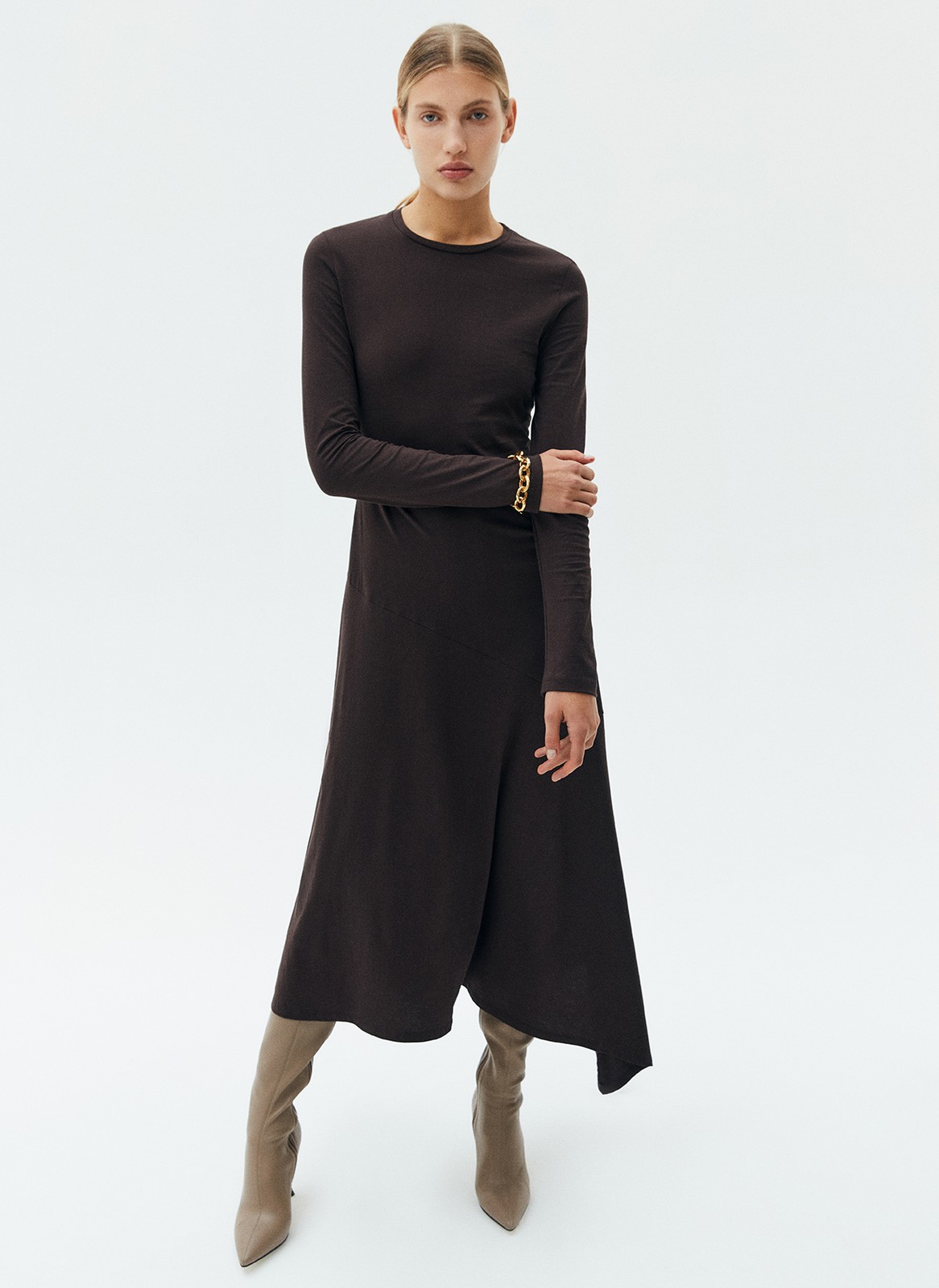 Платье миди со скошеным низом юбки, цвет: шоколадный Allweneed
Платье длины миди со скошенным низом. Круглый вырез и классическая линия плеча. Платье имеет приталенный силуэт, но благодаря свободной юбке, в нем комфортно передвигаться по городу. Мягкая ткань из хлопка поддерживает оптимальную температуру тела даже при смене погоды. Вы можете носить модель самостоятельно или сочетать с любимым джемпером и кардиганом.