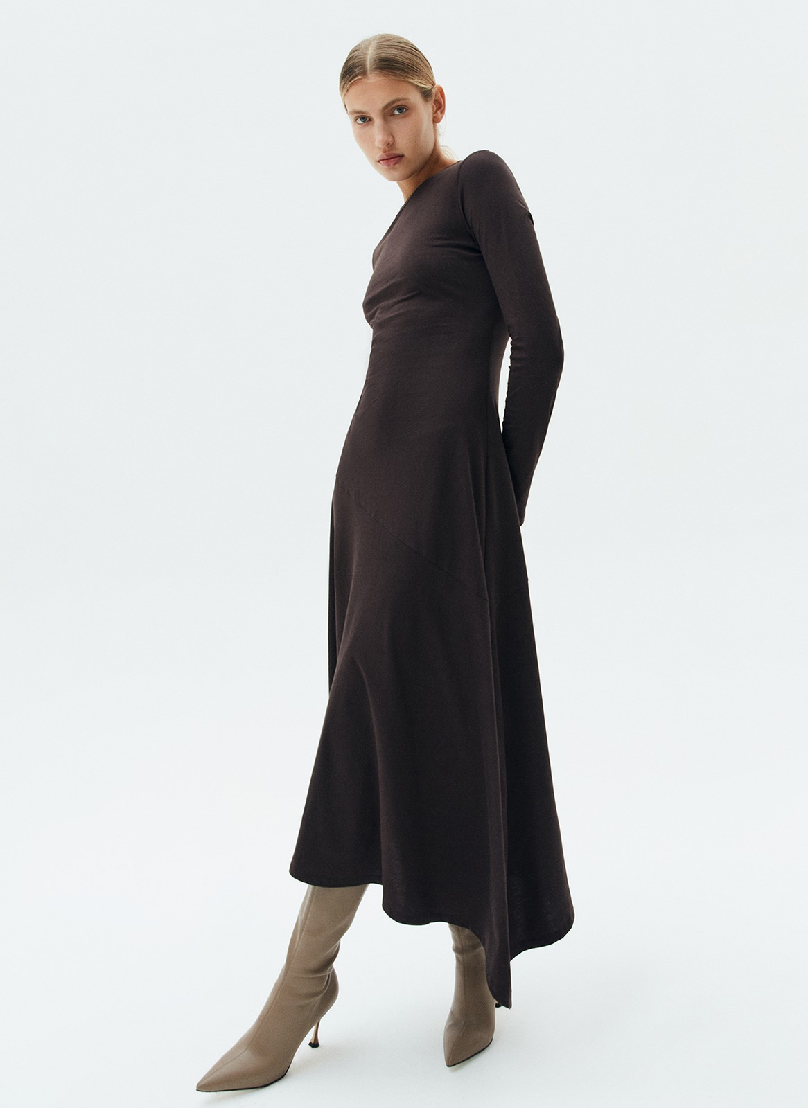 Платье миди со скошеным низом юбки, цвет: шоколадный Allweneed
Платье длины миди со скошенным низом. Круглый вырез и классическая линия плеча. Платье имеет приталенный силуэт, но благодаря свободной юбке, в нем комфортно передвигаться по городу. Мягкая ткань из хлопка поддерживает оптимальную температуру тела даже при смене погоды. Вы можете носить модель самостоятельно или сочетать с любимым джемпером и кардиганом.