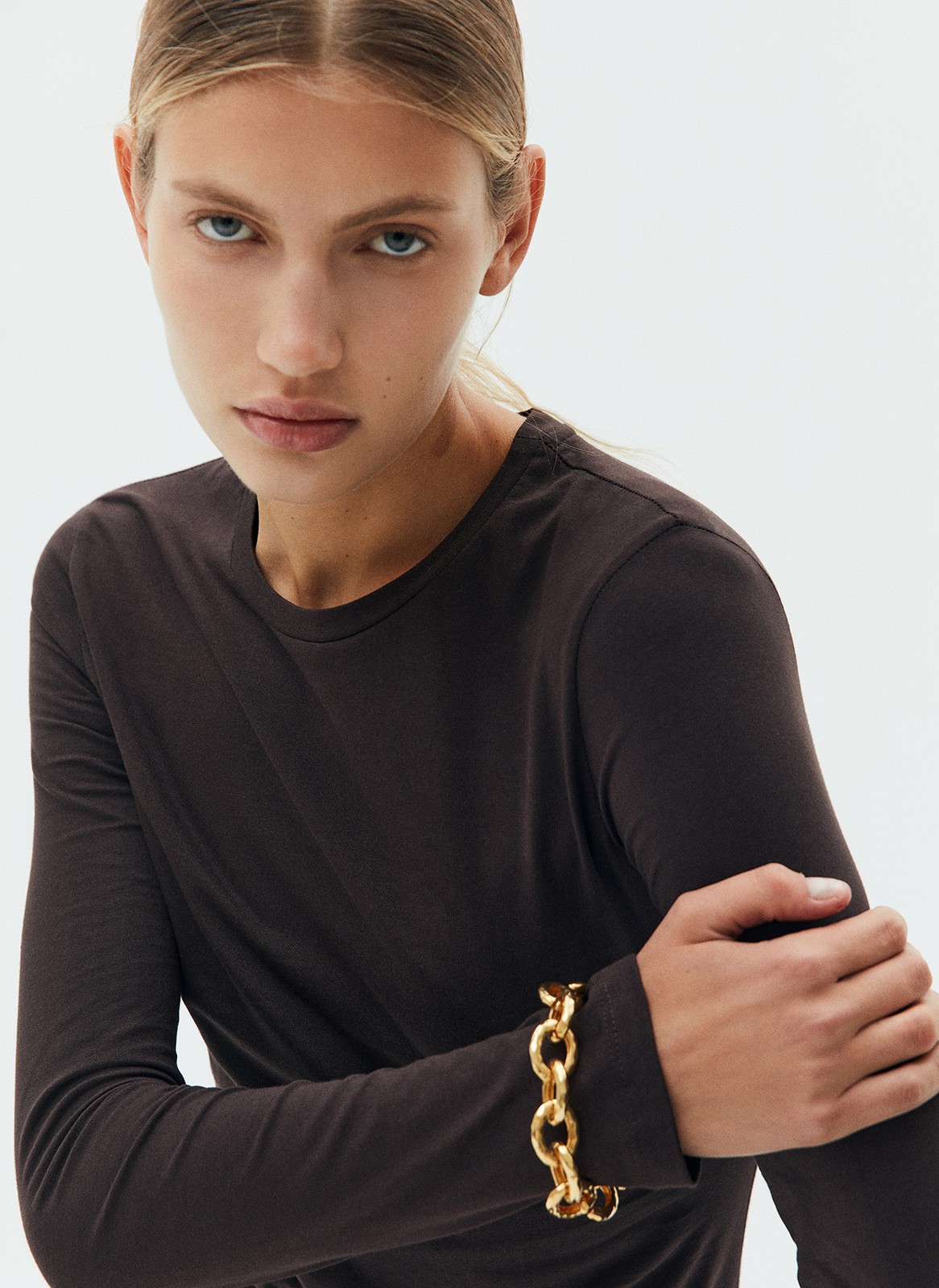 Платье миди со скошеным низом юбки, цвет: шоколадный Allweneed
Платье длины миди со скошенным низом. Круглый вырез и классическая линия плеча. Платье имеет приталенный силуэт, но благодаря свободной юбке, в нем комфортно передвигаться по городу. Мягкая ткань из хлопка поддерживает оптимальную температуру тела даже при смене погоды. Вы можете носить модель самостоятельно или сочетать с любимым джемпером и кардиганом.