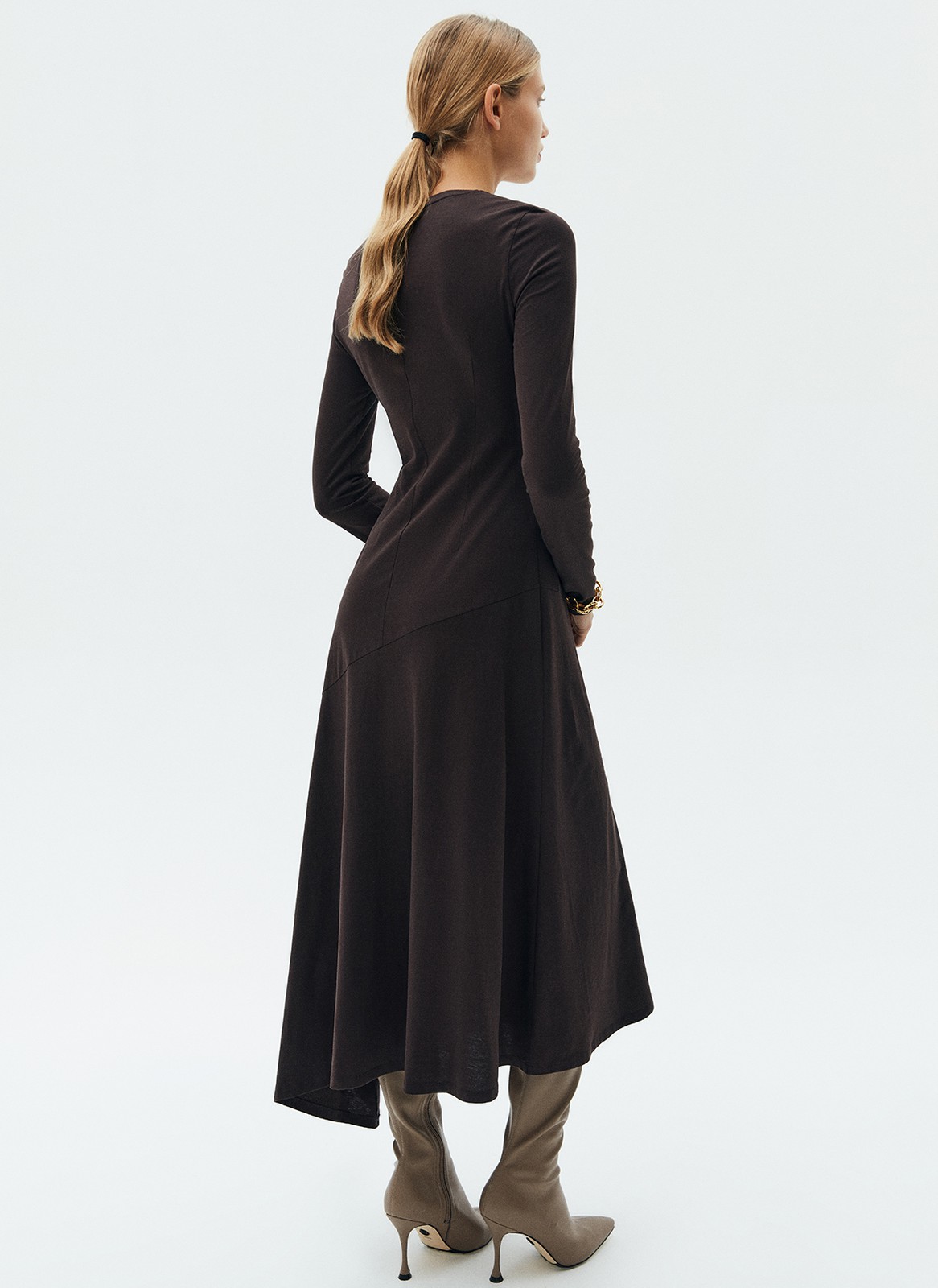 Платье миди со скошеным низом юбки, цвет: шоколадный Allweneed
Платье длины миди со скошенным низом. Круглый вырез и классическая линия плеча. Платье имеет приталенный силуэт, но благодаря свободной юбке, в нем комфортно передвигаться по городу. Мягкая ткань из хлопка поддерживает оптимальную температуру тела даже при смене погоды. Вы можете носить модель самостоятельно или сочетать с любимым джемпером и кардиганом.