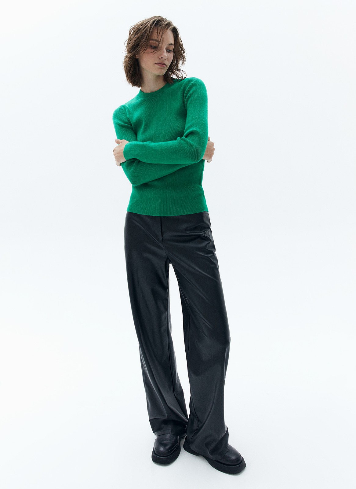 


Вязаный джемпер прямого кроя. Модель с круглой горловиной и классической линией плеча. Смесовой материал отлично согревает прохладным вечером во время прогулки с подругой и поддерживает оптимальную температуру тела в закрытом пространстве. Советуем носить вторым слоем на футболки и топы или самостоятельно с лаконичными джинсами.