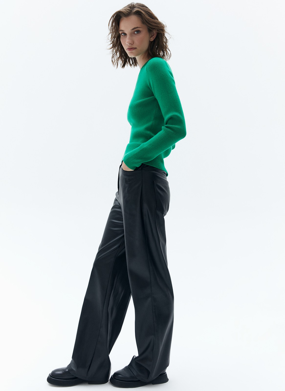 


Вязаный джемпер прямого кроя. Модель с круглой горловиной и классической линией плеча. Смесовой материал отлично согревает прохладным вечером во время прогулки с подругой и поддерживает оптимальную температуру тела в закрытом пространстве. Советуем носить вторым слоем на футболки и топы или самостоятельно с лаконичными джинсами.