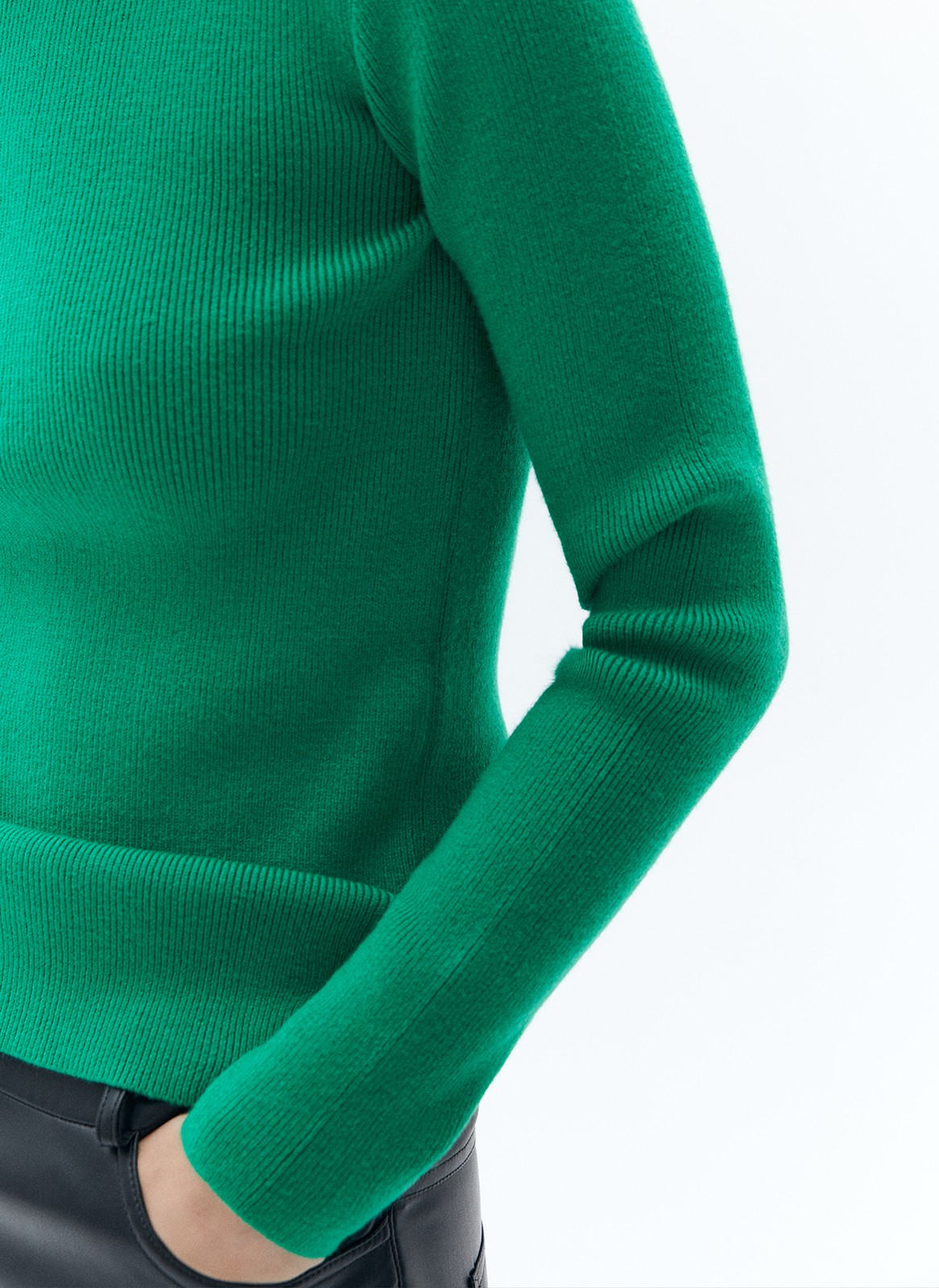 


Вязаный джемпер прямого кроя. Модель с круглой горловиной и классической линией плеча. Смесовой материал отлично согревает прохладным вечером во время прогулки с подругой и поддерживает оптимальную температуру тела в закрытом пространстве. Советуем носить вторым слоем на футболки и топы или самостоятельно с лаконичными джинсами.