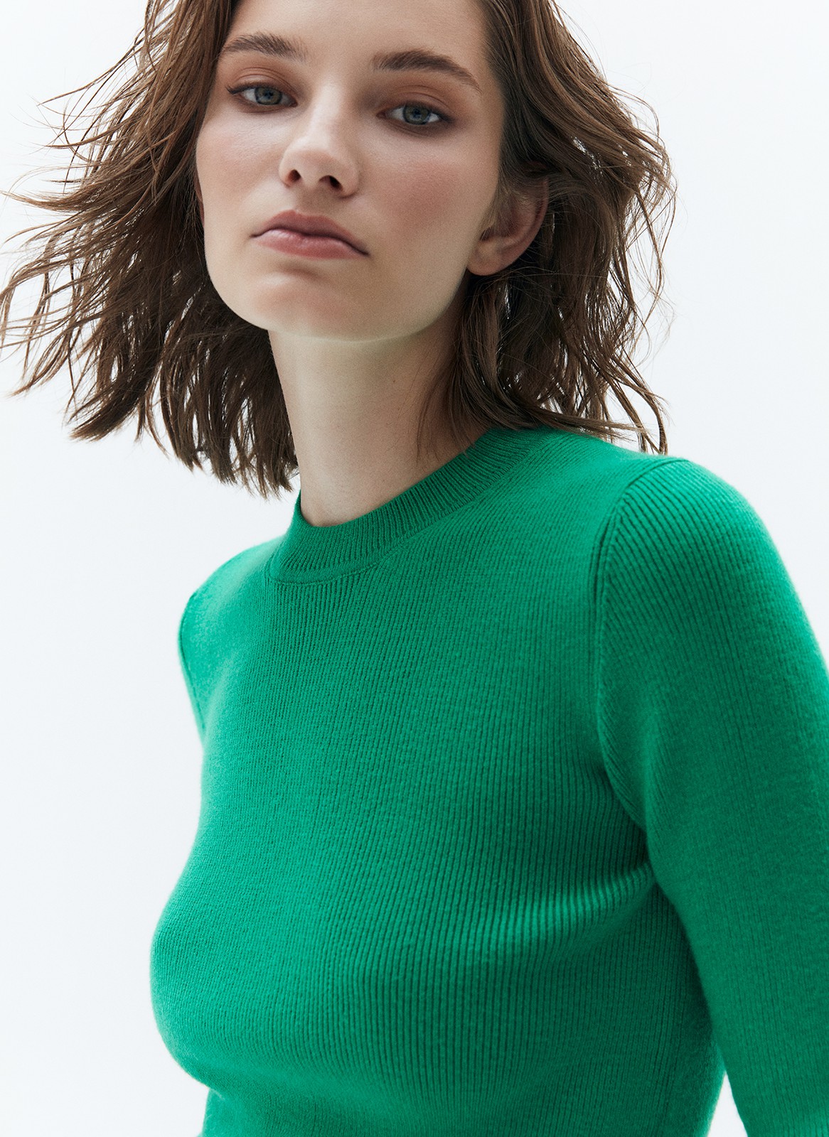 


Вязаный джемпер прямого кроя. Модель с круглой горловиной и классической линией плеча. Смесовой материал отлично согревает прохладным вечером во время прогулки с подругой и поддерживает оптимальную температуру тела в закрытом пространстве. Советуем носить вторым слоем на футболки и топы или самостоятельно с лаконичными джинсами.