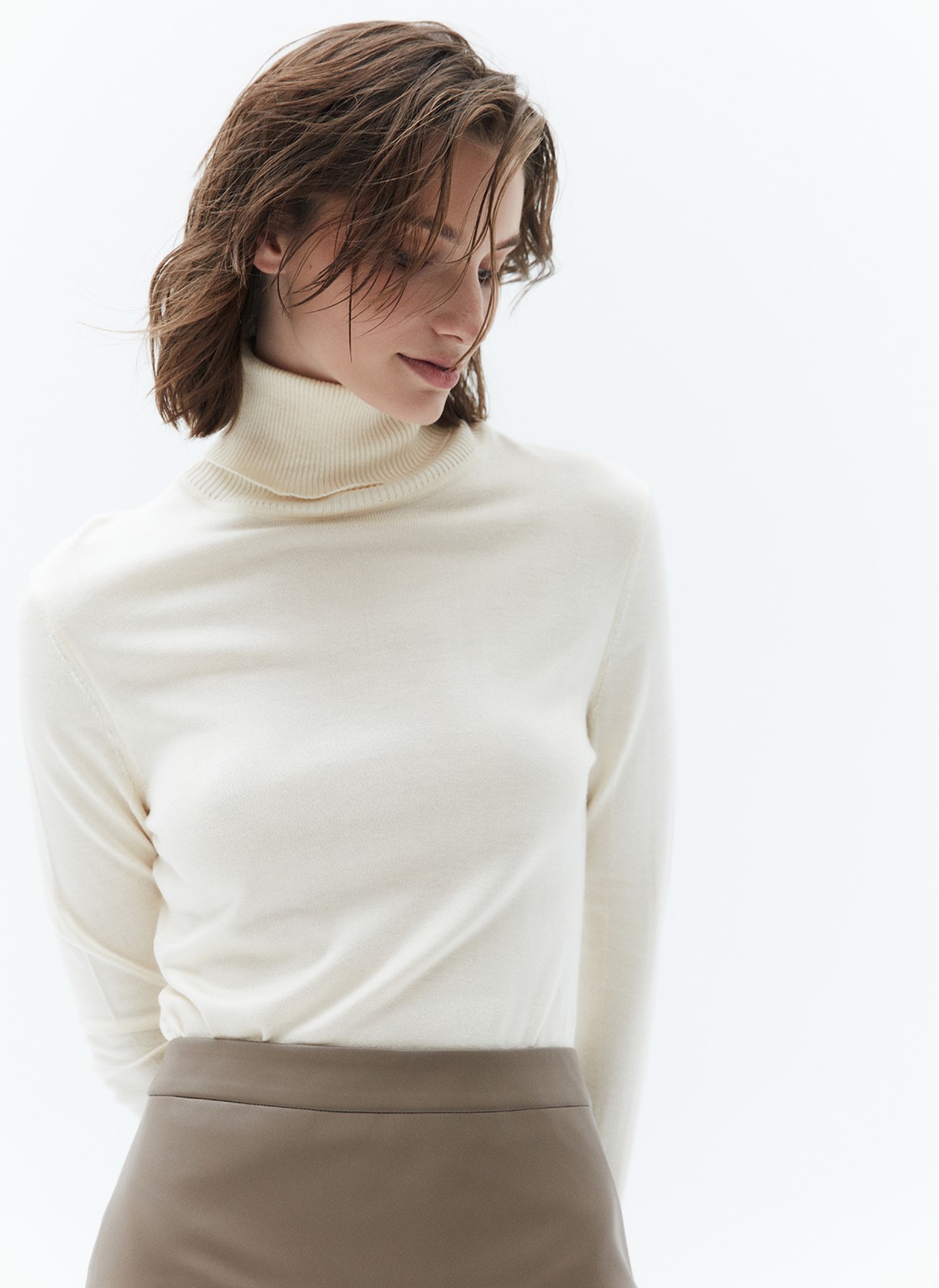 ТОНКАЯ ВОДОЛАЗКА, цвет: молочный Allweneed
Узкая водолазка с высоким воротником. Классическая линия плеча. Очень приятный к телу материал, дающий эффект нежных прикосновений. Модель не слишком облегает тело, но подчеркивает красоту изгибов. Носите с брюками с высокой посадкой или как альтернативу топу под жакет в офис.