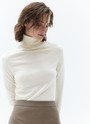 ТОНКАЯ ВОДОЛАЗКА, цвет: молочный Allweneed
Узкая водолазка с высоким воротником. Классическая линия плеча. Очень приятный к телу материал, дающий эффект нежных прикосновений. Модель не слишком облегает тело, но подчеркивает красоту изгибов. Носите с брюками с высокой посадкой или как альтернативу топу под жакет в офис.
