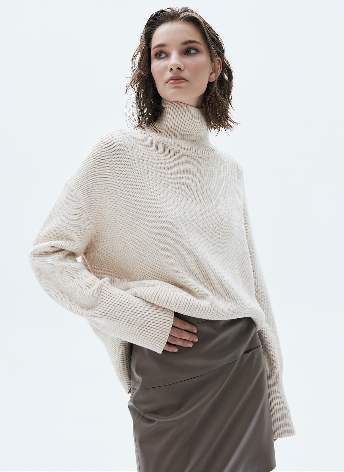 ЮБКА МИНИ ИЗ ЭКОКОЖИ, цвет: латте Allweneed
Юбка из эластичной экокожи. Короткая длина отлично смотрится на девушках с разным ростом. Наши изделия из экокожи имеют приятную к телу подложку, поэтому вы можете их носить комфортно целый день. Модель на средней посадке. Сочетайте с трикотажными лонгсливами и водолазками. Для более чувственного образа наденьте юбку с высокими сапогами.