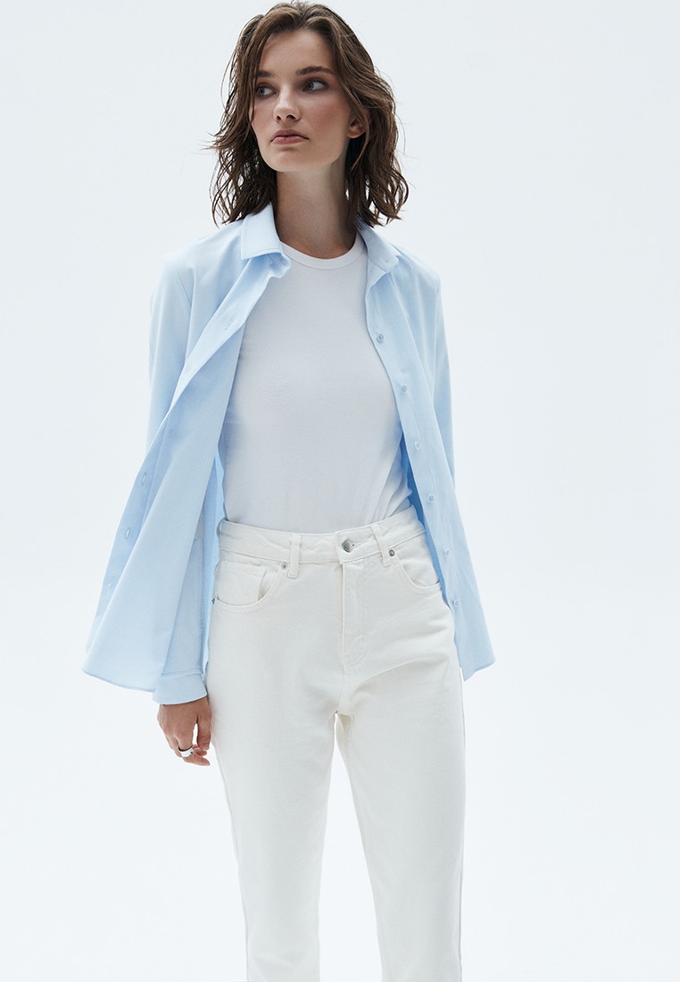 Рубашка прямая, цвет: светло-голубой Allweneed
Плотная рубашка прямого кроя. Воротник-стойка и застежка на пуговицы в тон. Модель с классической линией плеча. Носите на футболки вторым слоем или самостоятельно как элемент базового гардероба. Такой фасон будет актуален всегда, поэтому эта рубашка прослужит не один сезон.