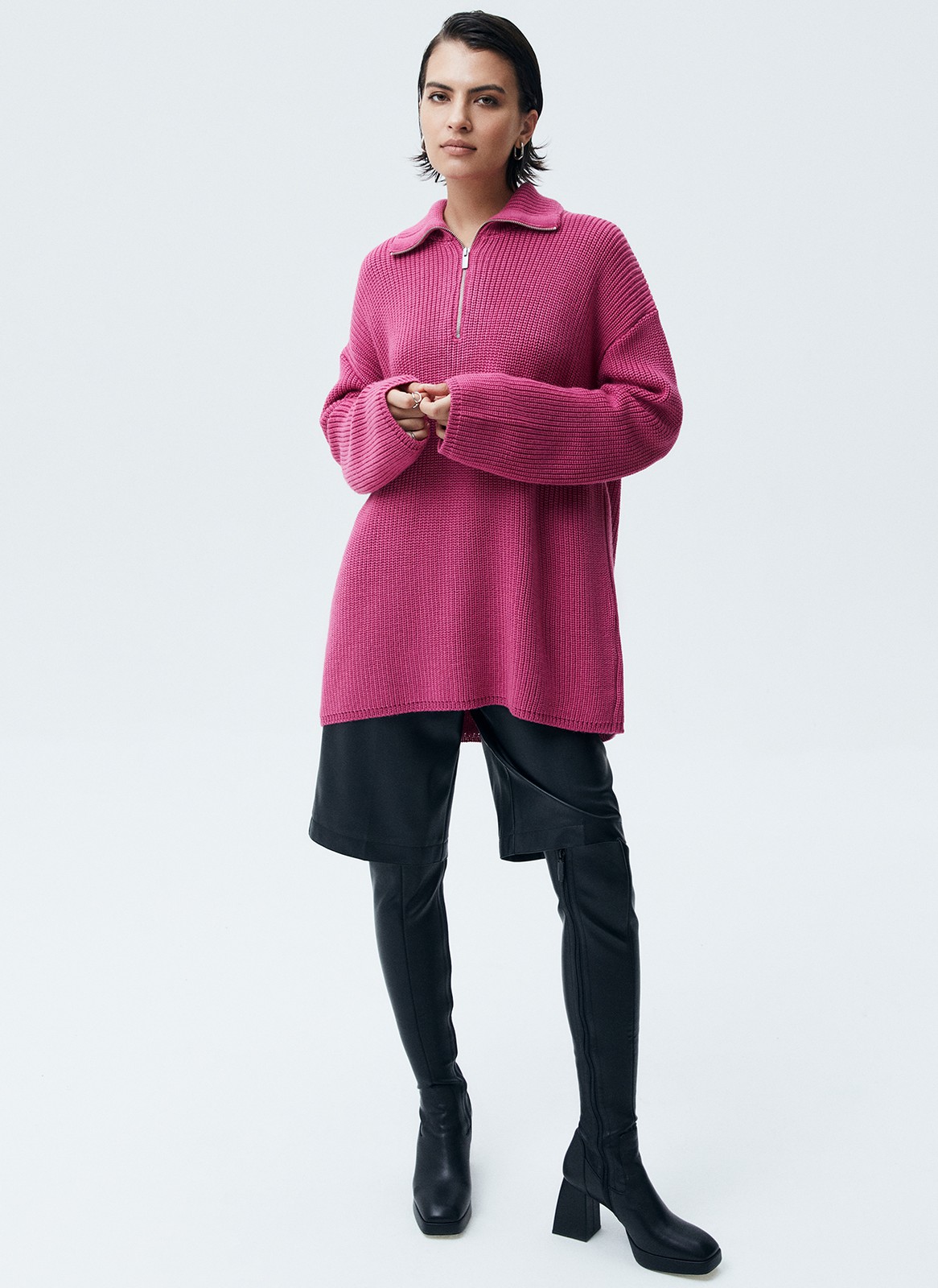 Свитер oversize c молнией на горловине, цвет: розовый Allweneed
Свитер свободного кроя с молнией на горловине. Спущенная линия плеча для расслабленного образа. Материал согревает и очень приятно касается тела, поэтому вы можете проводить в нем долгие вечера у камина. Для офиса сочетайте свитер с юбкой-карандашом, а для отдыха с удобными джинсами или брюками из трикотажа.