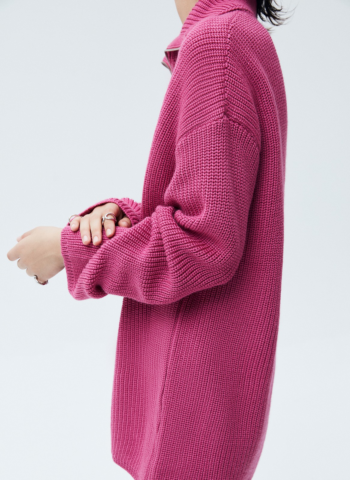 Свитер oversize c молнией на горловине, цвет: розовый Allweneed
Свитер свободного кроя с молнией на горловине. Спущенная линия плеча для расслабленного образа. Материал согревает и очень приятно касается тела, поэтому вы можете проводить в нем долгие вечера у камина. Для офиса сочетайте свитер с юбкой-карандашом, а для отдыха с удобными джинсами или брюками из трикотажа.