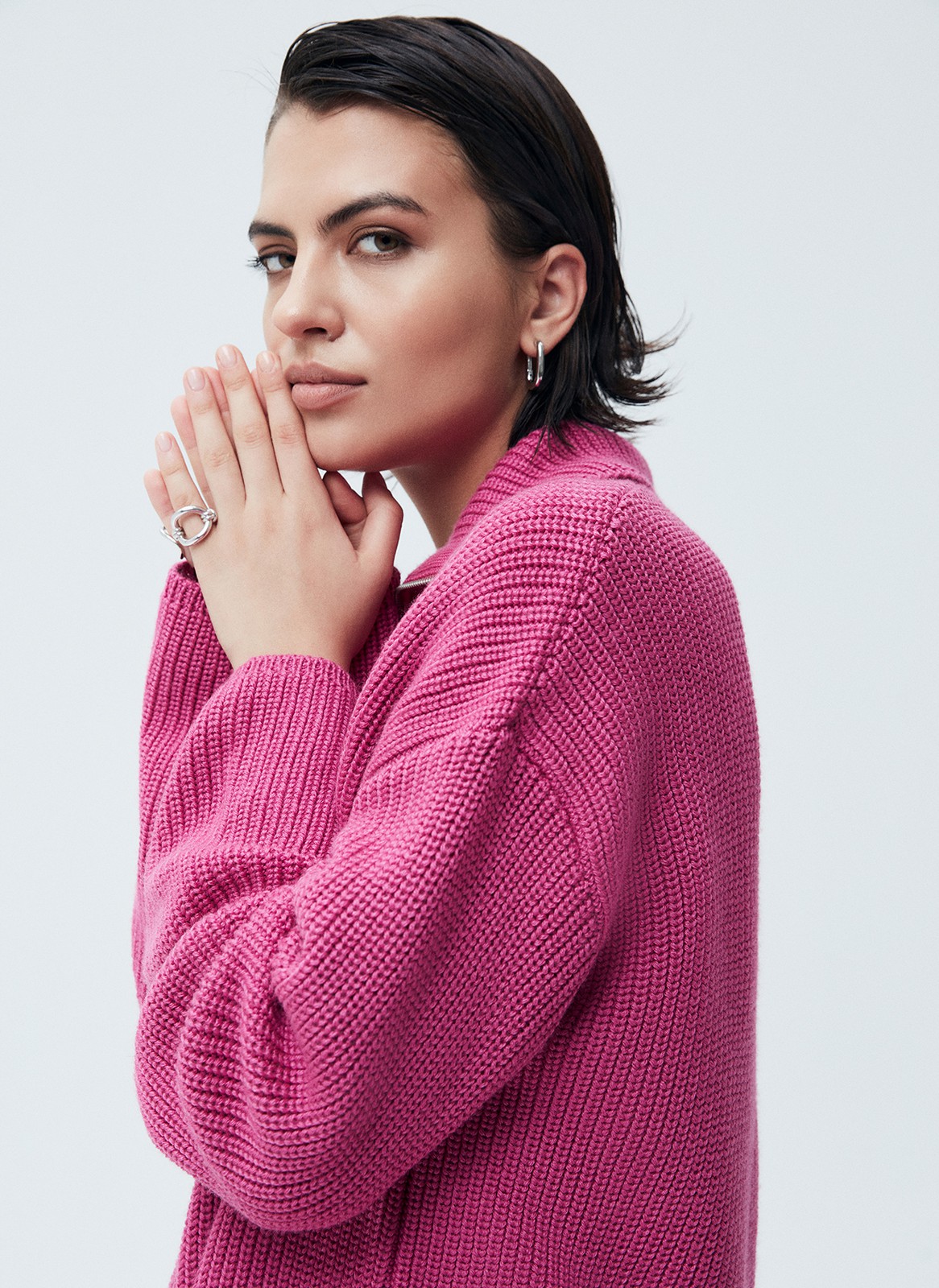 Свитер oversize c молнией на горловине, цвет: розовый Allweneed
Свитер свободного кроя с молнией на горловине. Спущенная линия плеча для расслабленного образа. Материал согревает и очень приятно касается тела, поэтому вы можете проводить в нем долгие вечера у камина. Для офиса сочетайте свитер с юбкой-карандашом, а для отдыха с удобными джинсами или брюками из трикотажа.