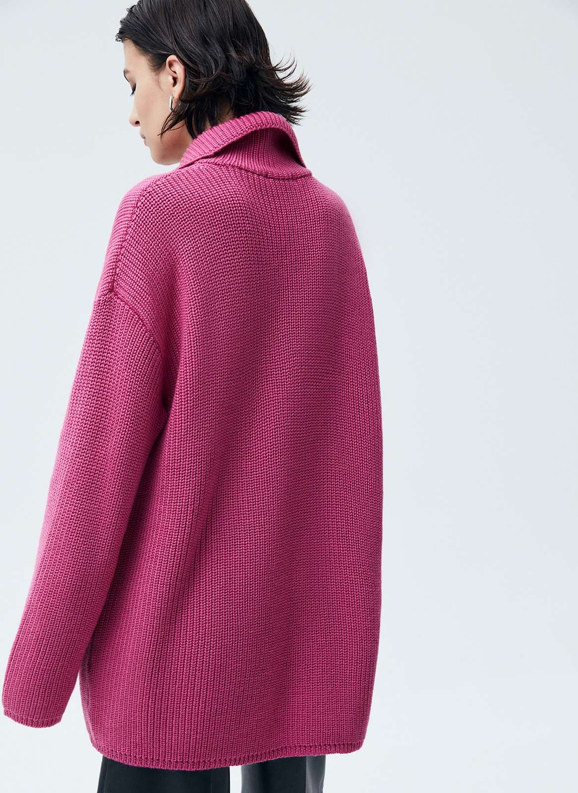 Свитер oversize c молнией на горловине, цвет: розовый Allweneed
Свитер свободного кроя с молнией на горловине. Спущенная линия плеча для расслабленного образа. Материал согревает и очень приятно касается тела, поэтому вы можете проводить в нем долгие вечера у камина. Для офиса сочетайте свитер с юбкой-карандашом, а для отдыха с удобными джинсами или брюками из трикотажа.