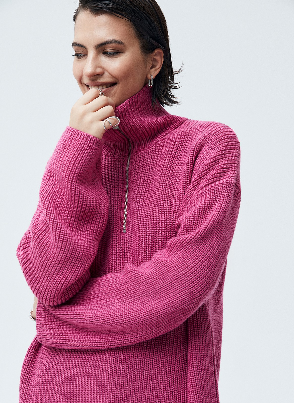 Свитер oversize c молнией на горловине, цвет: розовый Allweneed
Свитер свободного кроя с молнией на горловине. Спущенная линия плеча для расслабленного образа. Материал согревает и очень приятно касается тела, поэтому вы можете проводить в нем долгие вечера у камина. Для офиса сочетайте свитер с юбкой-карандашом, а для отдыха с удобными джинсами или брюками из трикотажа.