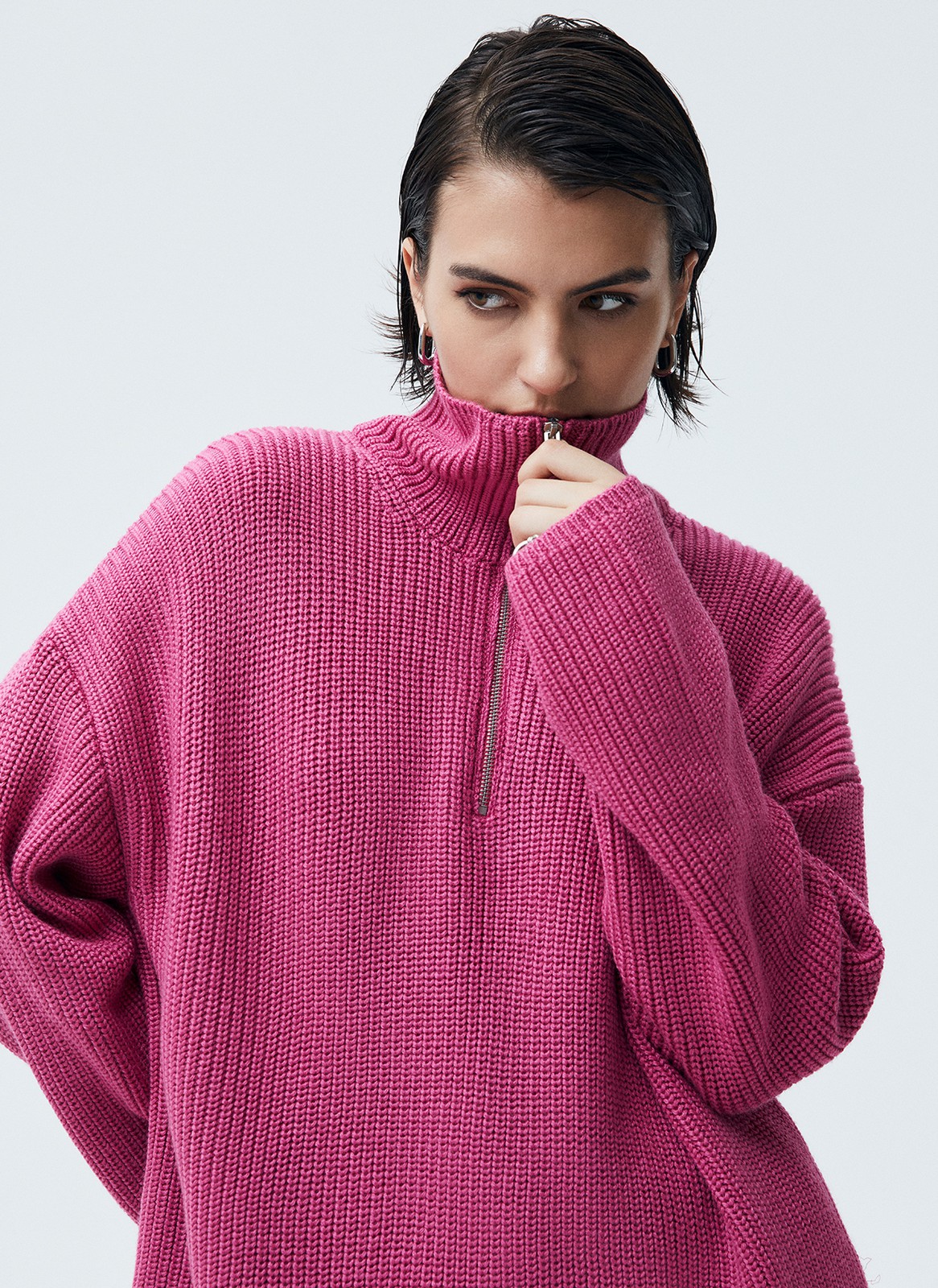 Свитер oversize c молнией на горловине, цвет: розовый Allweneed
Свитер свободного кроя с молнией на горловине. Спущенная линия плеча для расслабленного образа. Материал согревает и очень приятно касается тела, поэтому вы можете проводить в нем долгие вечера у камина. Для офиса сочетайте свитер с юбкой-карандашом, а для отдыха с удобными джинсами или брюками из трикотажа.