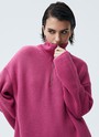 Свитер oversize c молнией на горловине, цвет: розовый Allweneed
Свитер свободного кроя с молнией на горловине. Спущенная линия плеча для расслабленного образа. Материал согревает и очень приятно касается тела, поэтому вы можете проводить в нем долгие вечера у камина. Для офиса сочетайте свитер с юбкой-карандашом, а для отдыха с удобными джинсами или брюками из трикотажа.