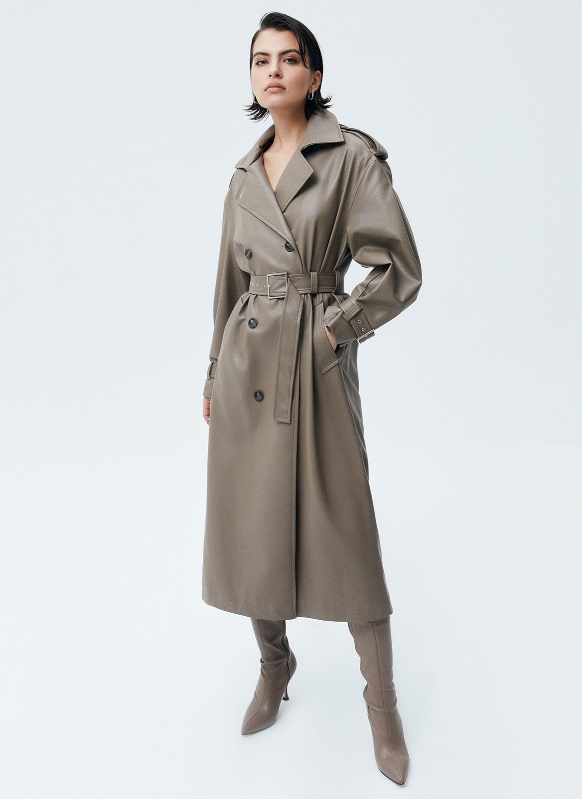 ДВУБОРТНЫЙ ТРЕНЧ OVERSIZE ИЗ ЭКОКОЖИ, цвет: латте Allweneed
Тренч из мягкой и эластичной экокожи. В модели присутствуют классические детали тренча, которые пришли к нам из мужского гардероба: паты, погоны, застежка на пуговицы и отлетная кокетка. Спущенная линия плеча и свободная посадка. Два удобных прорезных кармана, чтобы положить важные мелочи. Для создания более женственного силуэта можно затянуть пояс на талии. Модель очень самодостаточна и добавит нотку дерзости даже в лаконичный образ. Хорошо защищает от дождя.
Температурный режим от +10 до +15 C