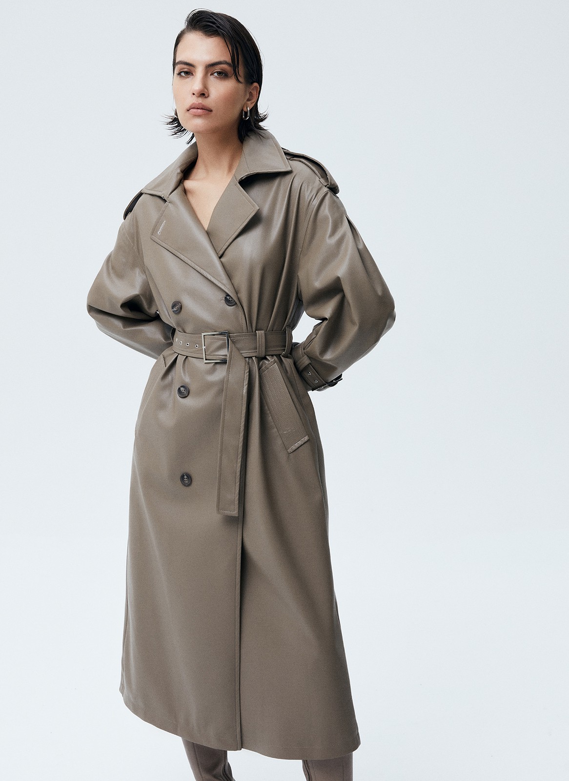 ДВУБОРТНЫЙ ТРЕНЧ OVERSIZE ИЗ ЭКОКОЖИ, цвет: латте Allweneed
Тренч из мягкой и эластичной экокожи. В модели присутствуют классические детали тренча, которые пришли к нам из мужского гардероба: паты, погоны, застежка на пуговицы и отлетная кокетка. Спущенная линия плеча и свободная посадка. Два удобных прорезных кармана, чтобы положить важные мелочи. Для создания более женственного силуэта можно затянуть пояс на талии. Модель очень самодостаточна и добавит нотку дерзости даже в лаконичный образ. Хорошо защищает от дождя.
Температурный режим от +10 до +15 C