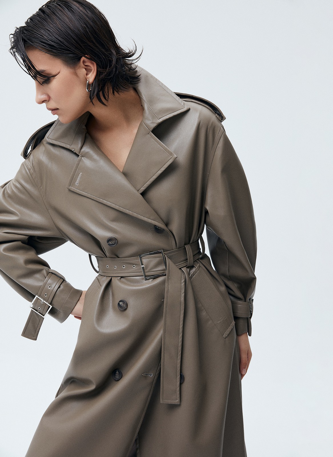 ДВУБОРТНЫЙ ТРЕНЧ OVERSIZE ИЗ ЭКОКОЖИ, цвет: латте Allweneed
Тренч из мягкой и эластичной экокожи. В модели присутствуют классические детали тренча, которые пришли к нам из мужского гардероба: паты, погоны, застежка на пуговицы и отлетная кокетка. Спущенная линия плеча и свободная посадка. Два удобных прорезных кармана, чтобы положить важные мелочи. Для создания более женственного силуэта можно затянуть пояс на талии. Модель очень самодостаточна и добавит нотку дерзости даже в лаконичный образ. Хорошо защищает от дождя.
Температурный режим от +10 до +15 C