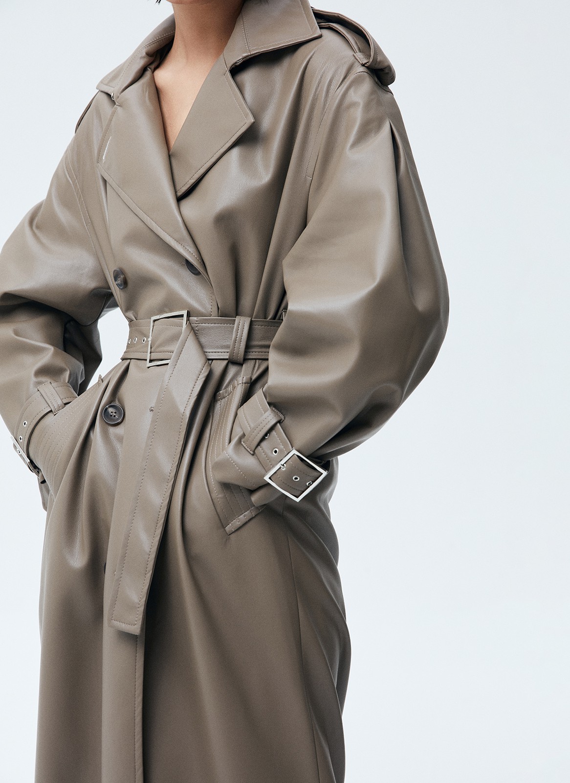 ДВУБОРТНЫЙ ТРЕНЧ OVERSIZE ИЗ ЭКОКОЖИ, цвет: латте Allweneed
Тренч из мягкой и эластичной экокожи. В модели присутствуют классические детали тренча, которые пришли к нам из мужского гардероба: паты, погоны, застежка на пуговицы и отлетная кокетка. Спущенная линия плеча и свободная посадка. Два удобных прорезных кармана, чтобы положить важные мелочи. Для создания более женственного силуэта можно затянуть пояс на талии. Модель очень самодостаточна и добавит нотку дерзости даже в лаконичный образ. Хорошо защищает от дождя.
Температурный режим от +10 до +15 C