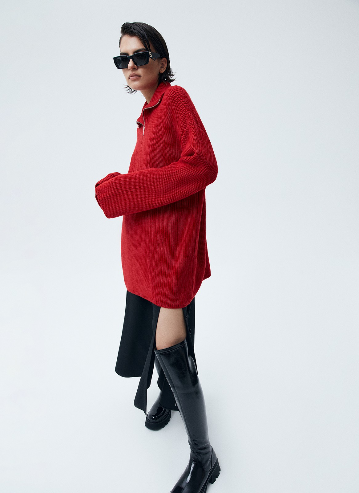 Свитер oversize c молнией на горловине, цвет: красный Allweneed
Свитер свободного кроя с молнией на горловине. Спущенная линия плеча для расслабленного образа. Материал согревает и очень приятно касается тела, поэтому вы можете проводить в нем долгие вечера у камина. Для офиса сочетайте свитер с юбкой-карандашом, а для отдыха с удобными джинсами или брюками из трикотажа.