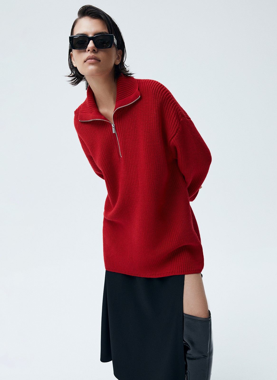 Свитер oversize c молнией на горловине, цвет: красный Allweneed
Свитер свободного кроя с молнией на горловине. Спущенная линия плеча для расслабленного образа. Материал согревает и очень приятно касается тела, поэтому вы можете проводить в нем долгие вечера у камина. Для офиса сочетайте свитер с юбкой-карандашом, а для отдыха с удобными джинсами или брюками из трикотажа.