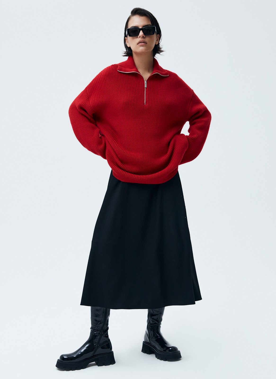 Свитер oversize c молнией на горловине, цвет: красный Allweneed
Свитер свободного кроя с молнией на горловине. Спущенная линия плеча для расслабленного образа. Материал согревает и очень приятно касается тела, поэтому вы можете проводить в нем долгие вечера у камина. Для офиса сочетайте свитер с юбкой-карандашом, а для отдыха с удобными джинсами или брюками из трикотажа.