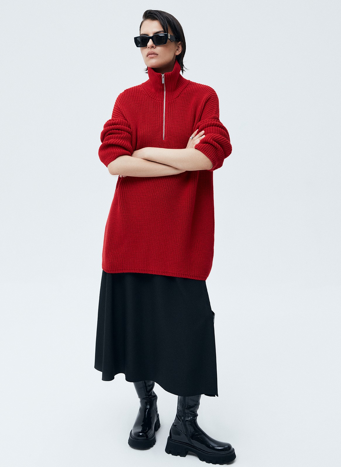 Свитер oversize c молнией на горловине, цвет: красный Allweneed
Свитер свободного кроя с молнией на горловине. Спущенная линия плеча для расслабленного образа. Материал согревает и очень приятно касается тела, поэтому вы можете проводить в нем долгие вечера у камина. Для офиса сочетайте свитер с юбкой-карандашом, а для отдыха с удобными джинсами или брюками из трикотажа.