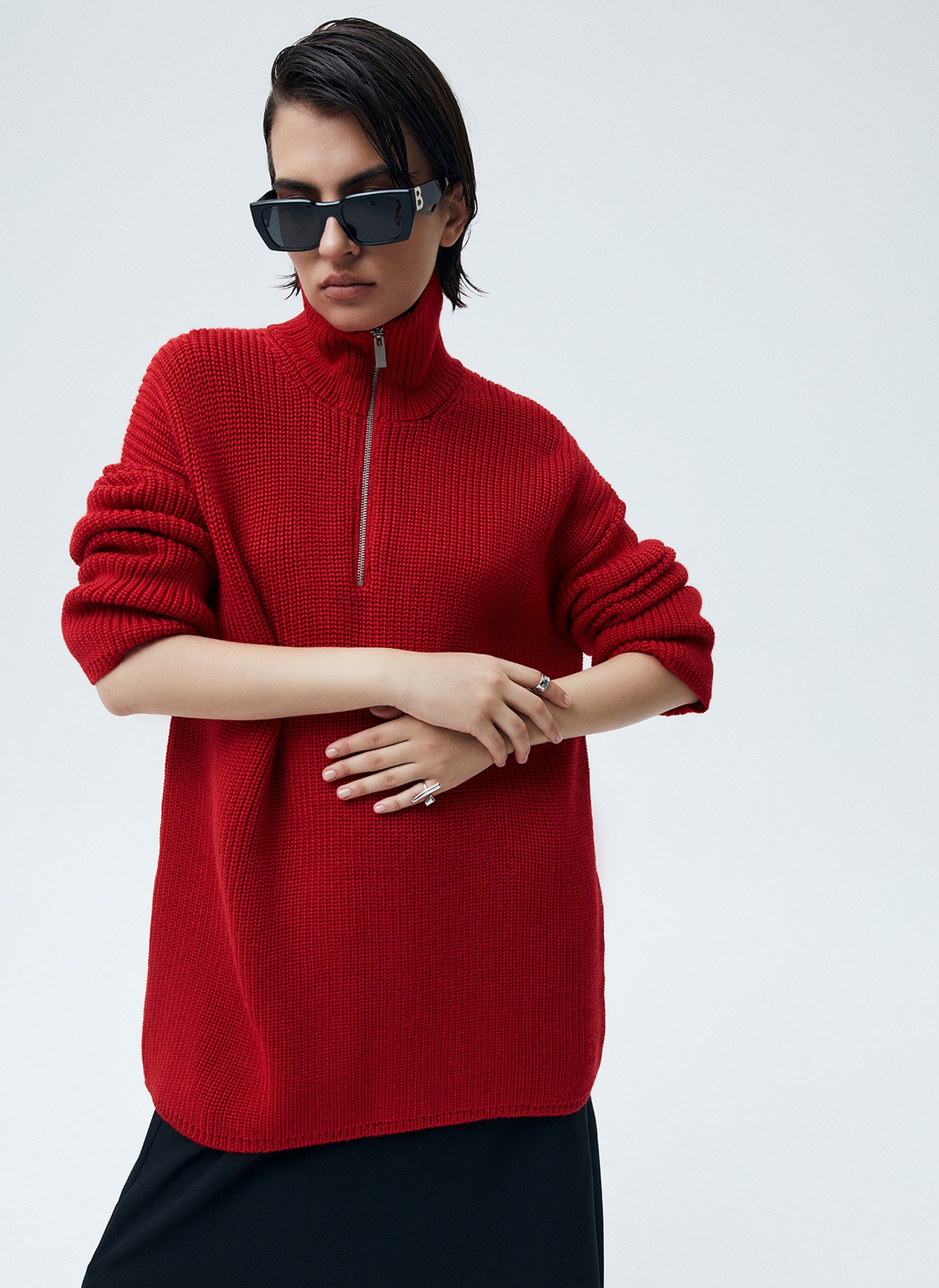 Свитер oversize c молнией на горловине, цвет: красный Allweneed
Свитер свободного кроя с молнией на горловине. Спущенная линия плеча для расслабленного образа. Материал согревает и очень приятно касается тела, поэтому вы можете проводить в нем долгие вечера у камина. Для офиса сочетайте свитер с юбкой-карандашом, а для отдыха с удобными джинсами или брюками из трикотажа.