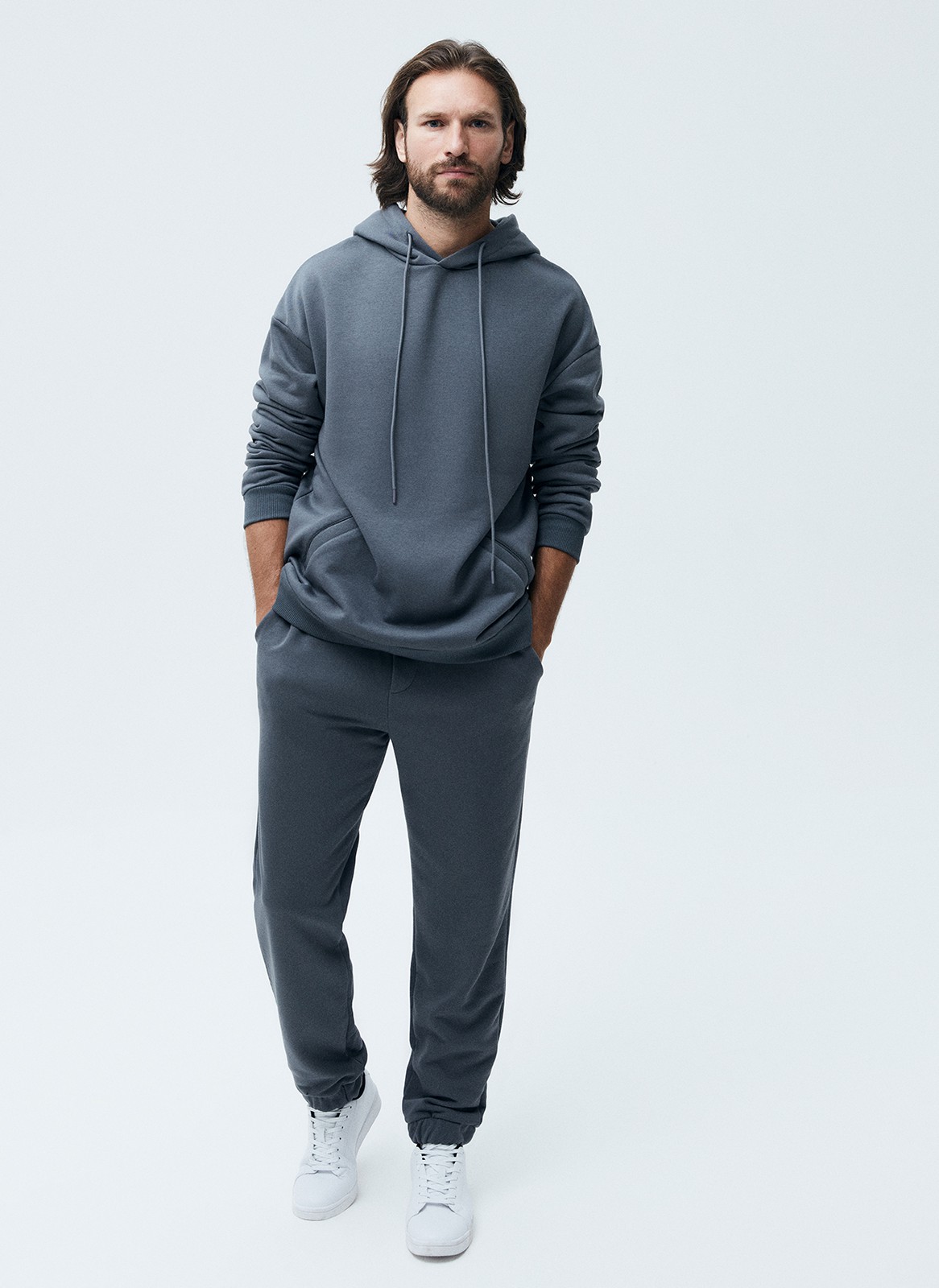 


Базовое худи свободного кроя. Модель мы выполнили из мягкого трикотажного футера трехнитки, который создает эффект легкости и приятно касается кожи. В составе натуральный хлопок, поэтому вам будет комфортно в любую погоду. Это универсальный вариант, чтобы прогуляться воскресным утром или выйти на вечернюю прогулку в парк. Сочетайте с брюками из коллекции.