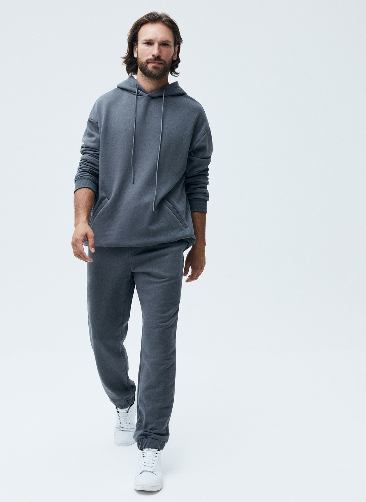 


Джоггеры из мягкого футера. Слегка зауженная модель. Благодаря хлопку вам будет комфортно провести в брюках весь день. Можно носить как дома, так и на длинных прогулках. Сочетайте с уютным худи или свитшотом.