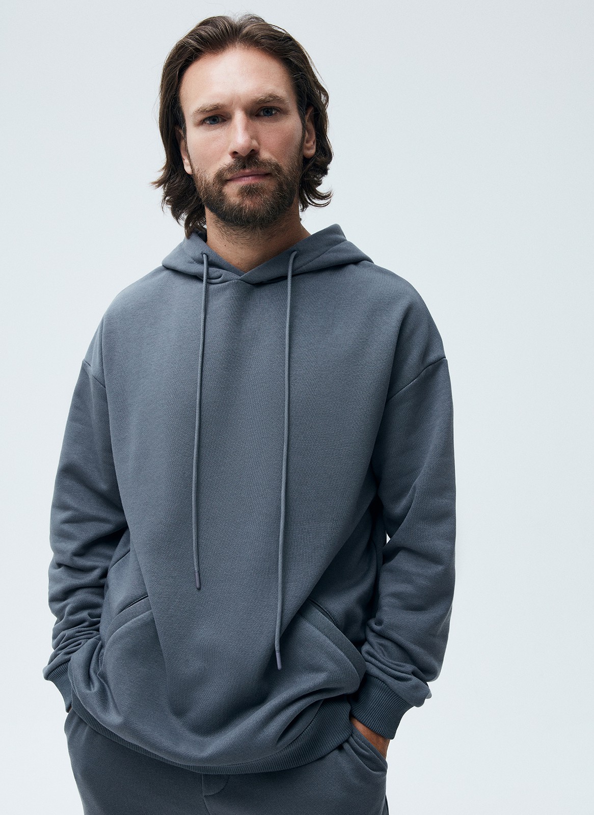 


Базовое худи свободного кроя. Модель мы выполнили из мягкого трикотажного футера трехнитки, который создает эффект легкости и приятно касается кожи. В составе натуральный хлопок, поэтому вам будет комфортно в любую погоду. Это универсальный вариант, чтобы прогуляться воскресным утром или выйти на вечернюю прогулку в парк. Сочетайте с брюками из коллекции.