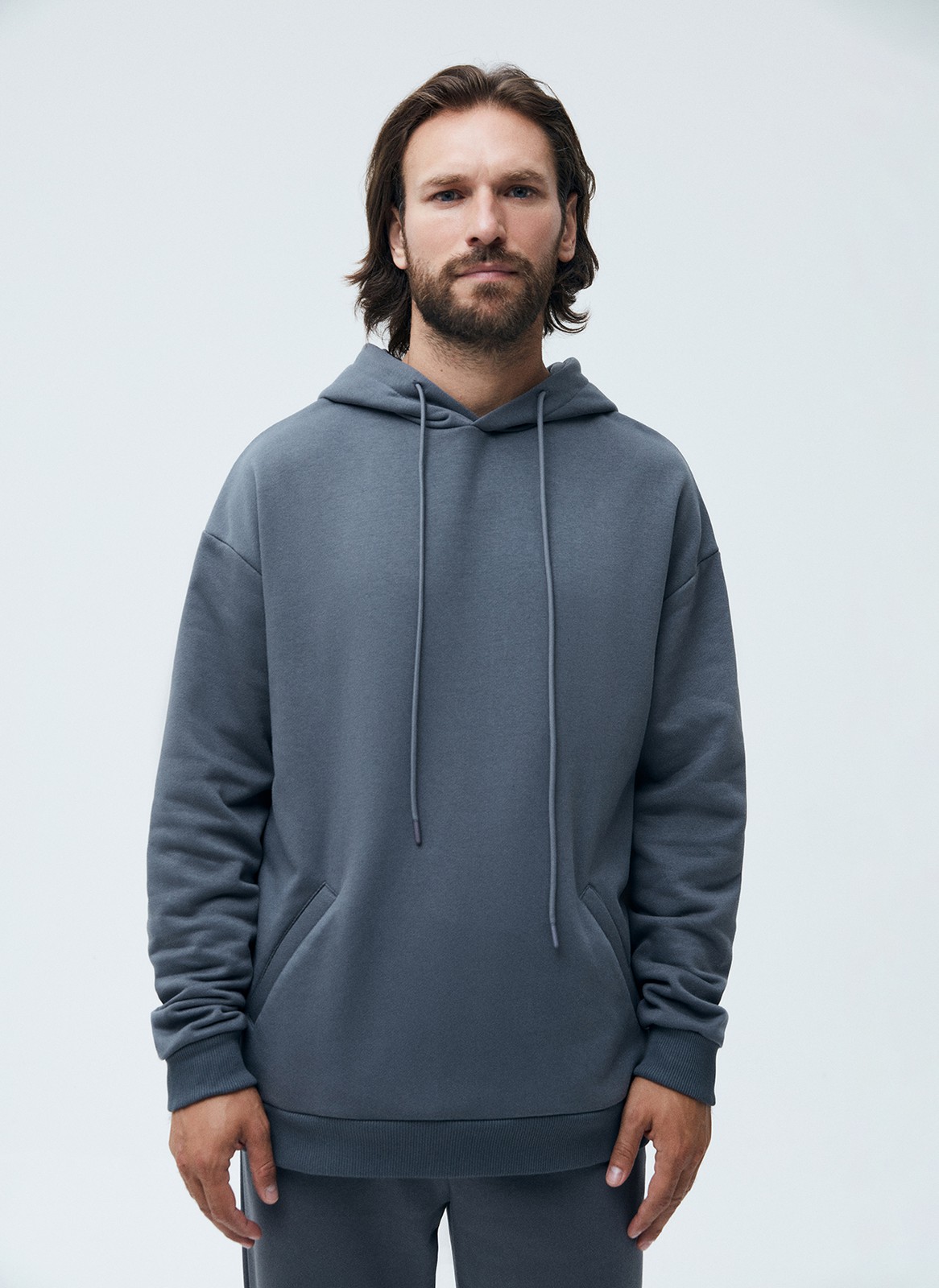 


Базовое худи свободного кроя. Модель мы выполнили из мягкого трикотажного футера трехнитки, который создает эффект легкости и приятно касается кожи. В составе натуральный хлопок, поэтому вам будет комфортно в любую погоду. Это универсальный вариант, чтобы прогуляться воскресным утром или выйти на вечернюю прогулку в парк. Сочетайте с брюками из коллекции.