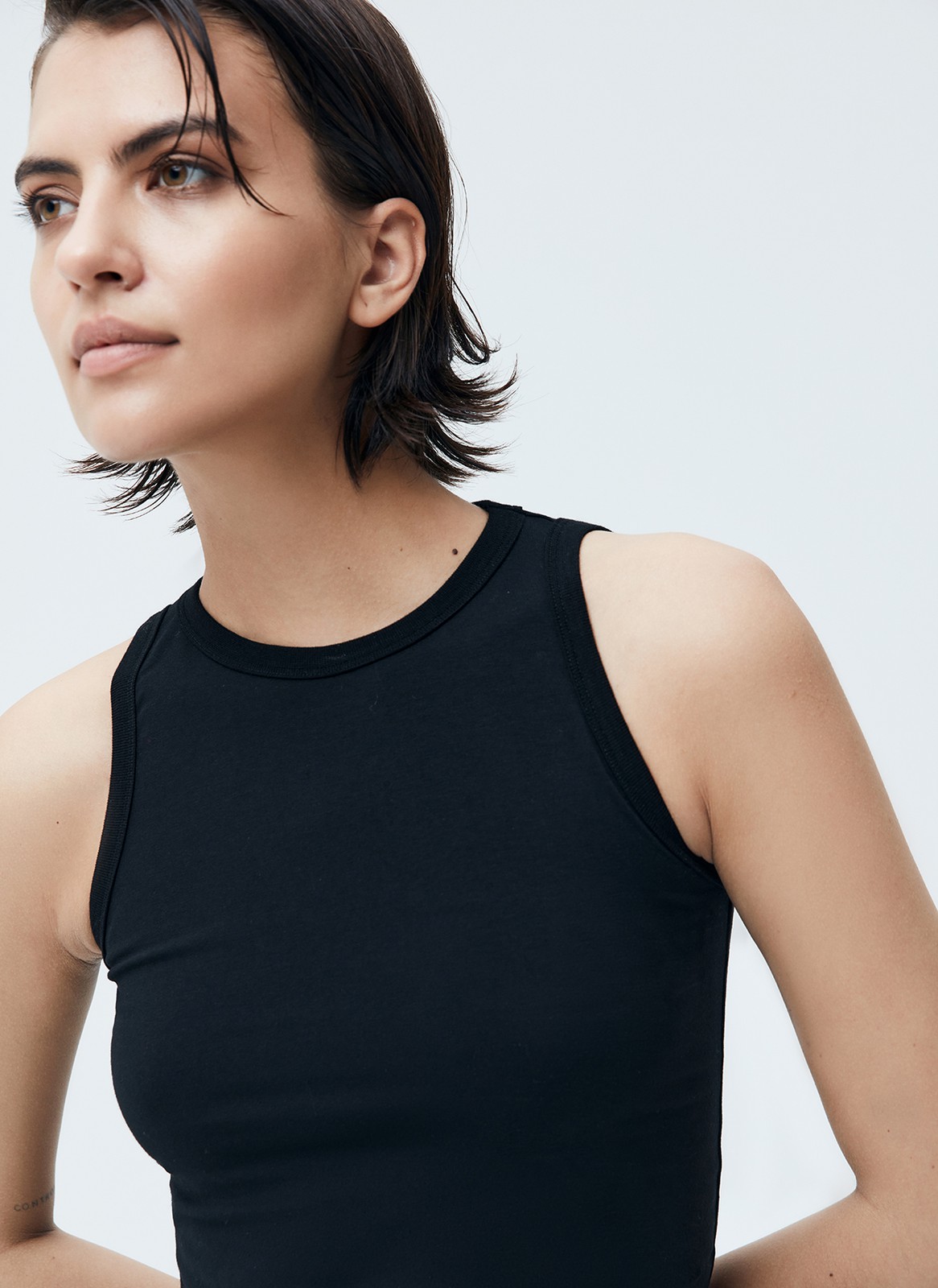 


Майка из мягкого трикотажа. Приятный материал, который хорошо держит форму. Круглая горловина. Можно носить самостоятельно или под любимый джемпер