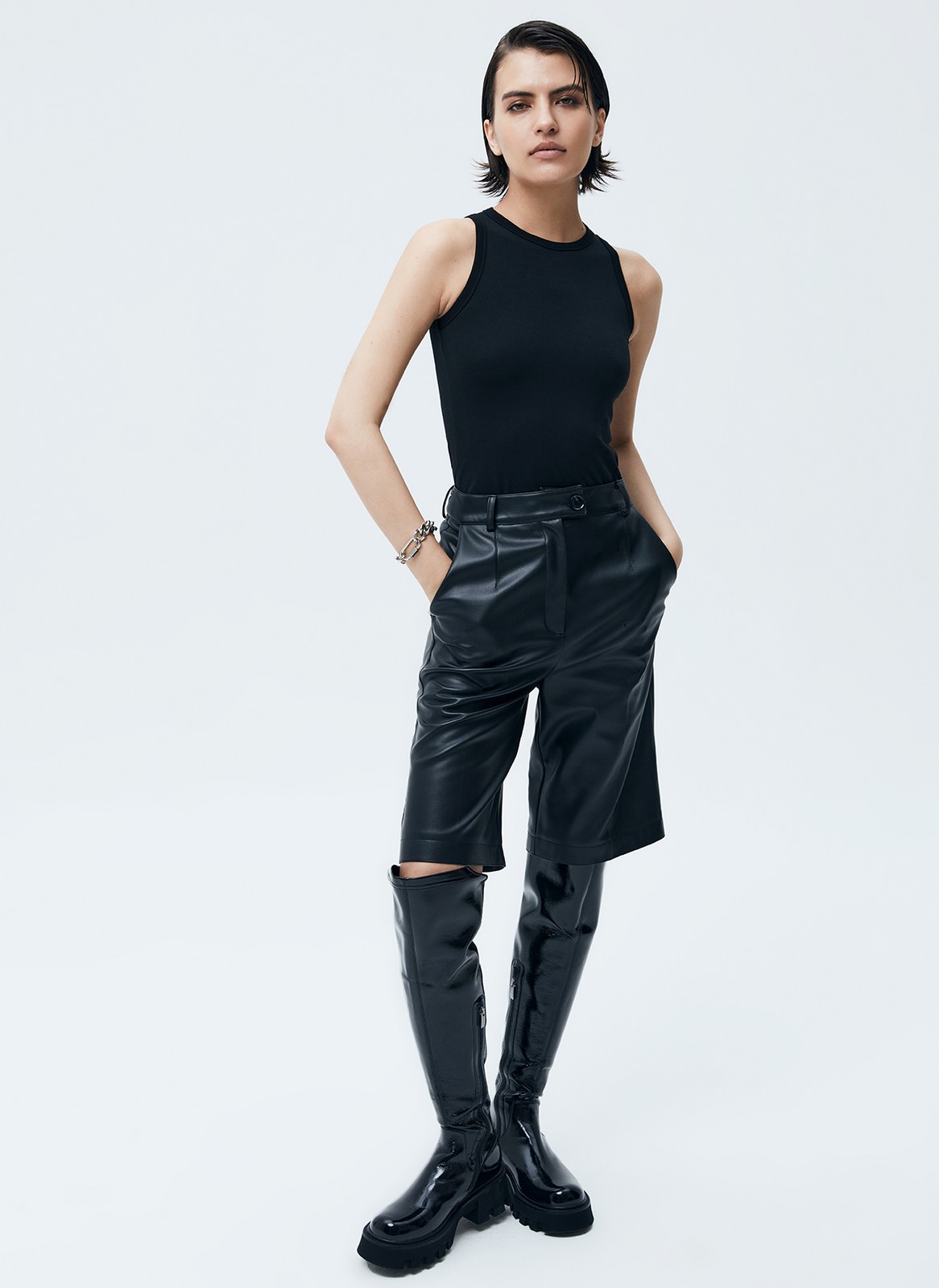 


Майка из мягкого трикотажа. Приятный материал, который хорошо держит форму. Круглая горловина. Можно носить самостоятельно или под любимый джемпер