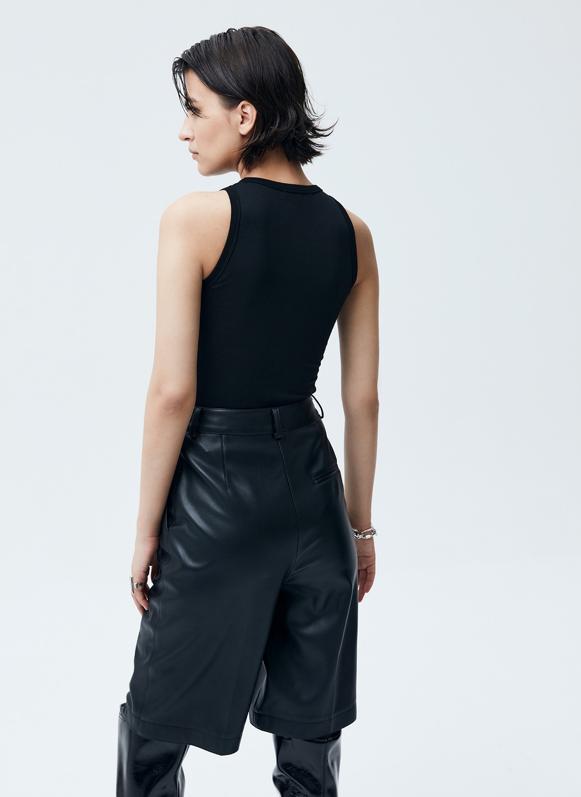 


Майка из мягкого трикотажа. Приятный материал, который хорошо держит форму. Круглая горловина. Можно носить самостоятельно или под любимый джемпер