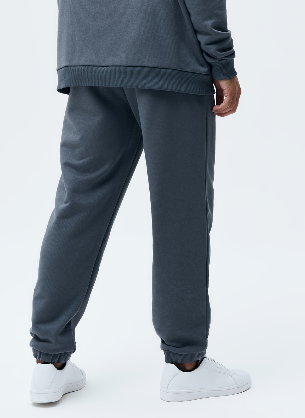 


Джоггеры из мягкого футера. Слегка зауженная модель. Благодаря хлопку вам будет комфортно провести в брюках весь день. Можно носить как дома, так и на длинных прогулках. Сочетайте с уютным худи или свитшотом.