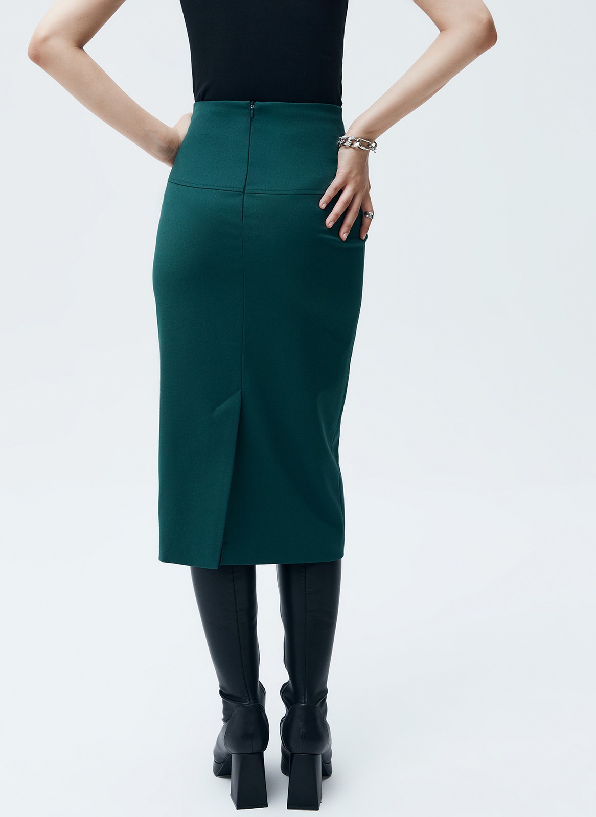 Прямая юбка из костюмной ткани, цвет: изумрудный Allweneed
Юбка-карандаш из костюмной ткани. Мы поработали над тканью в этом сезоне, теперь она ещё лучше держит форму. Благодаря материалам высокого качества, юбка красиво смотрится на фигуре. Модель на средней посадке. Мы рекомендуем сочетать с жакетами из новой коллекции и водолазками.