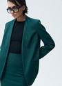 


Однобортный жакет без лацканов. Модель с тонким поясом, чтобы подчеркнуть талию. Два кармана по бокам. Классическая линия плеча и универсальная длина до середины бедра. Вы можете носить эту модель как альтернативу кардигану или жакету с лацканами