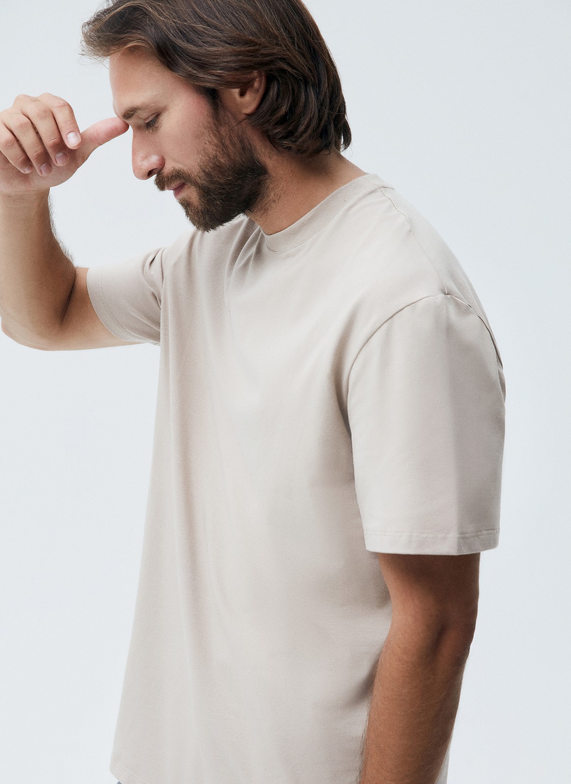 


Базовая футболка из мягкого хлопка. Круглая горловина и короткий рукав. Хлопок дышит и позволяет ощущать комфорт даже во время бега. Можно носить с джинсами или под жакет для образа в стиле smart casual.