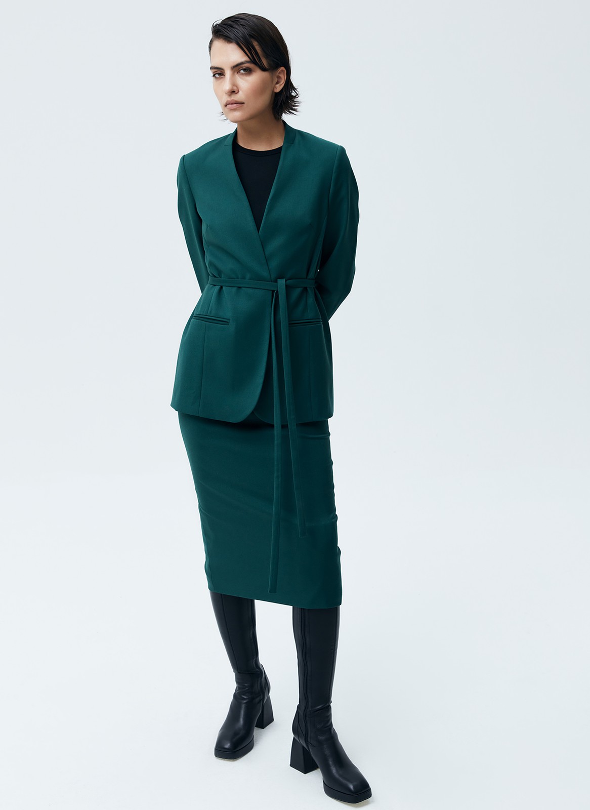 


Однобортный жакет без лацканов. Модель с тонким поясом, чтобы подчеркнуть талию. Два кармана по бокам. Классическая линия плеча и универсальная длина до середины бедра. Вы можете носить эту модель как альтернативу кардигану или жакету с лацканами