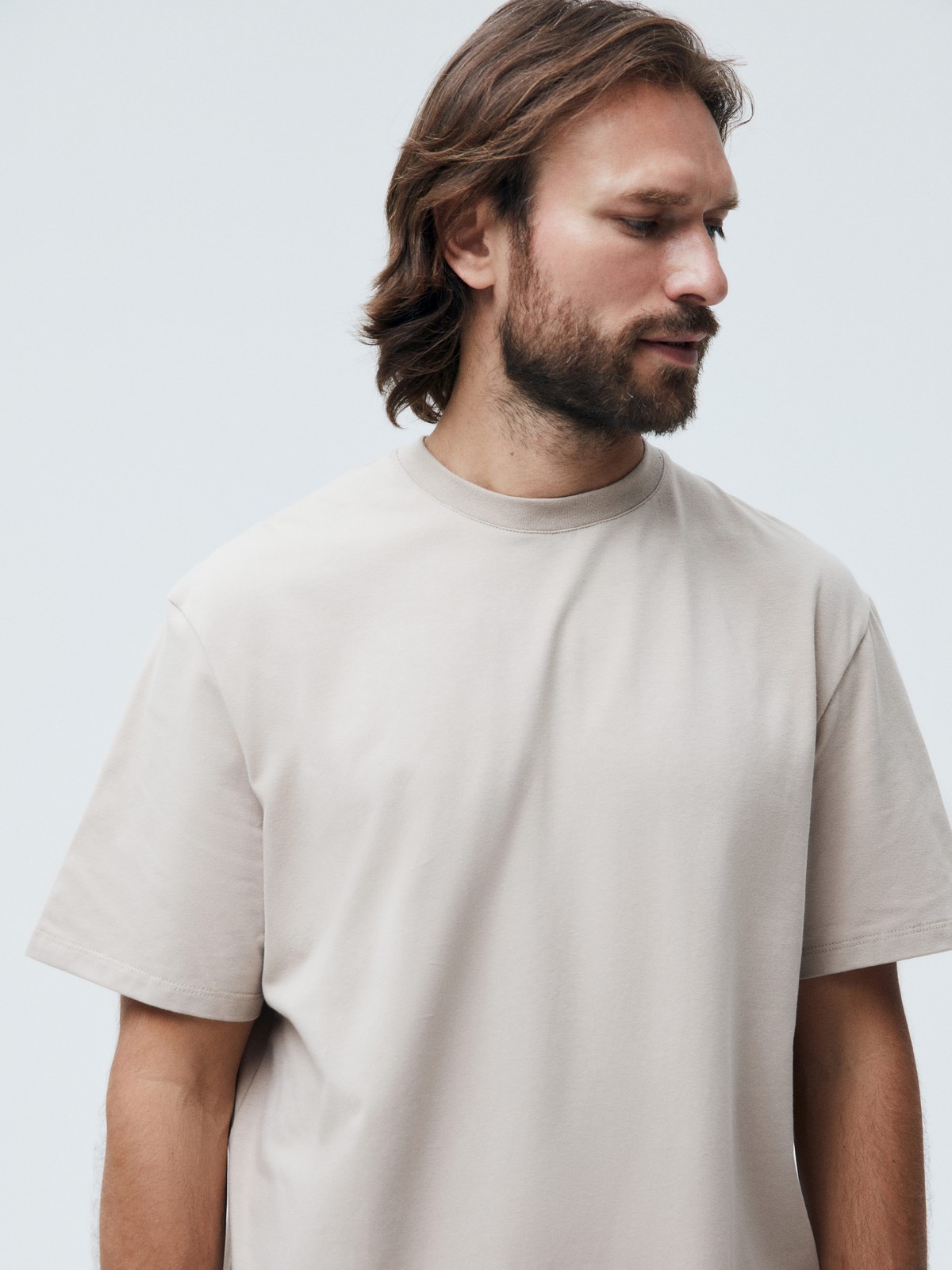 


Базовая футболка из мягкого хлопка. Круглая горловина и короткий рукав. Хлопок дышит и позволяет ощущать комфорт даже во время бега. Можно носить с джинсами или под жакет для образа в стиле smart casual.