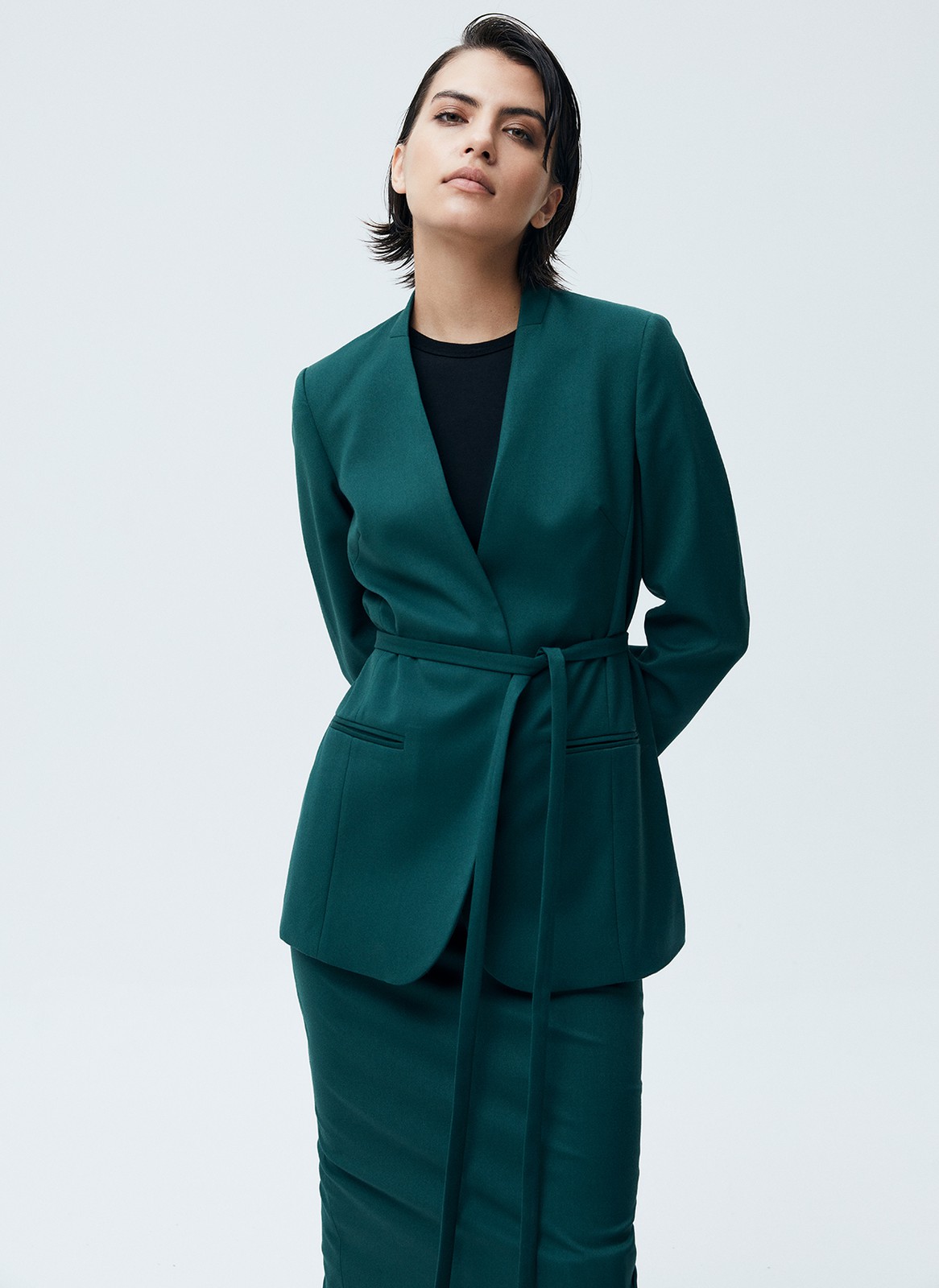 


Однобортный жакет без лацканов. Модель с тонким поясом, чтобы подчеркнуть талию. Два кармана по бокам. Классическая линия плеча и универсальная длина до середины бедра. Вы можете носить эту модель как альтернативу кардигану или жакету с лацканами