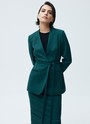 


Однобортный жакет без лацканов. Модель с тонким поясом, чтобы подчеркнуть талию. Два кармана по бокам. Классическая линия плеча и универсальная длина до середины бедра. Вы можете носить эту модель как альтернативу кардигану или жакету с лацканами