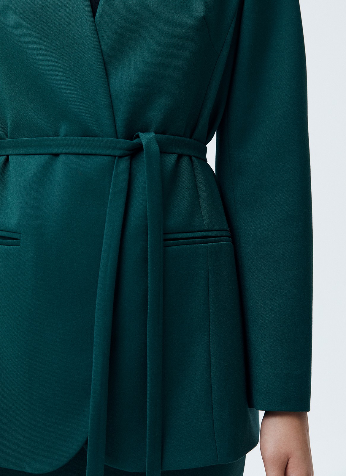 


Однобортный жакет без лацканов. Модель с тонким поясом, чтобы подчеркнуть талию. Два кармана по бокам. Классическая линия плеча и универсальная длина до середины бедра. Вы можете носить эту модель как альтернативу кардигану или жакету с лацканами