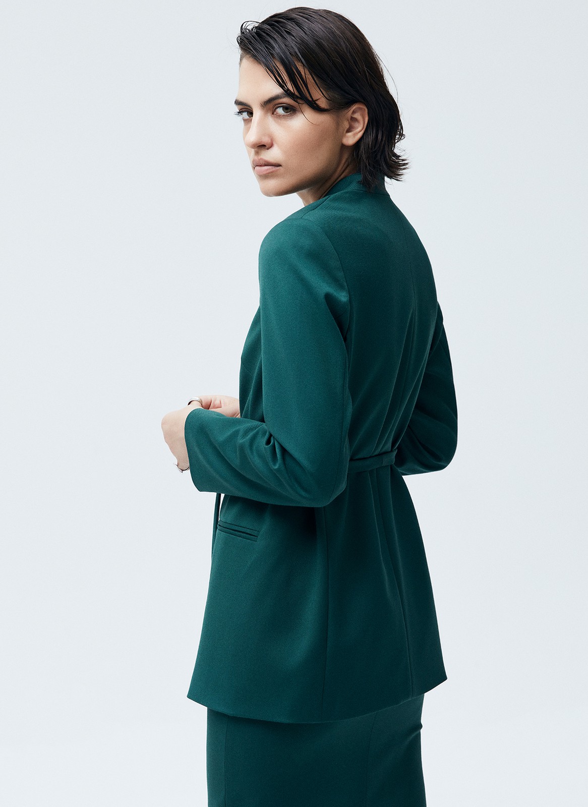 


Однобортный жакет без лацканов. Модель с тонким поясом, чтобы подчеркнуть талию. Два кармана по бокам. Классическая линия плеча и универсальная длина до середины бедра. Вы можете носить эту модель как альтернативу кардигану или жакету с лацканами