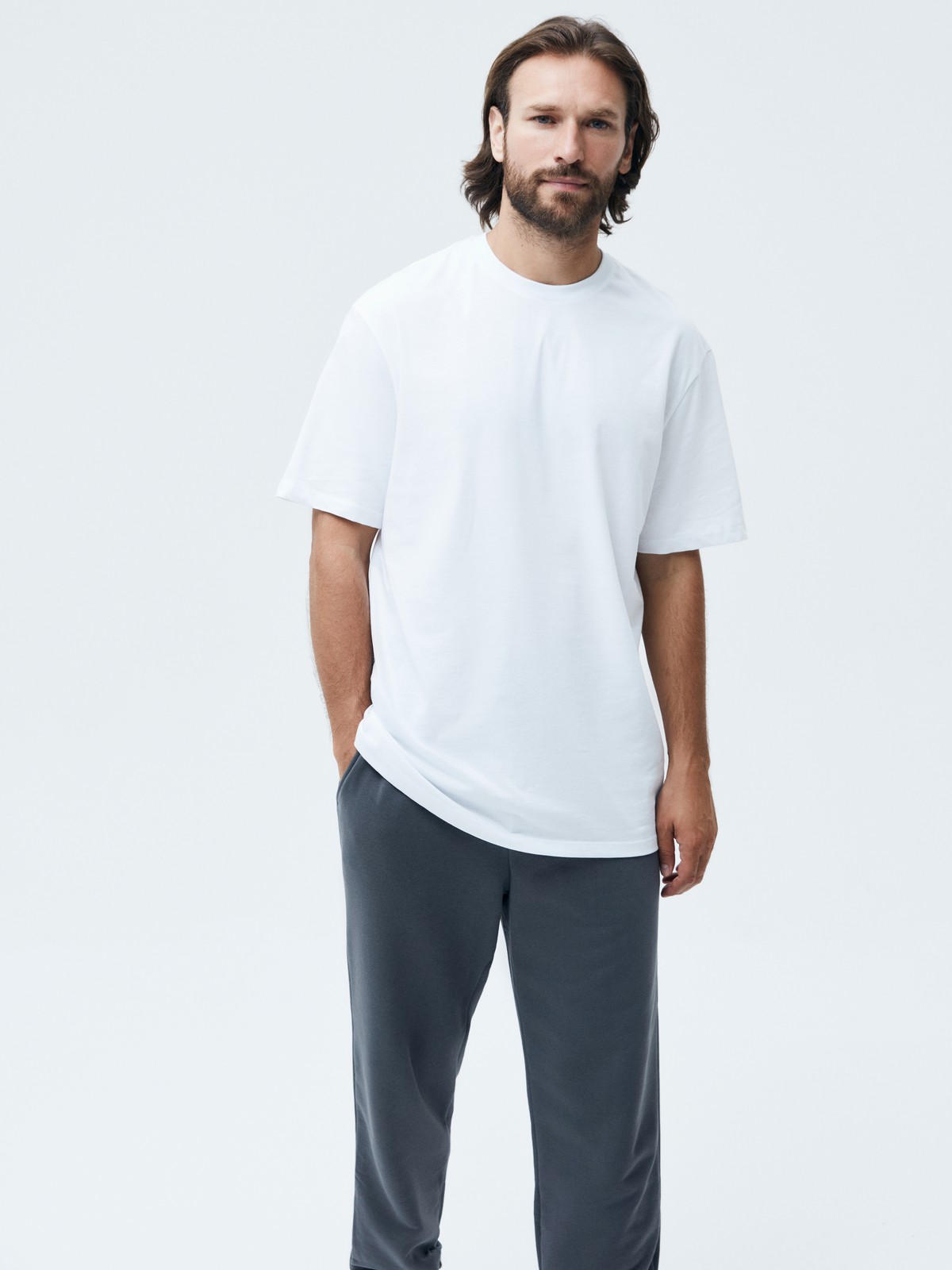 ФУТБОЛКА мужская, цвет: белый Allweneed
Базовая футболка из мягкого хлопка. Круглая горловина и короткий рукав. Хлопок дышит и позволяет ощущать комфорт даже во время бега. Можно носить с джинсами или под жакет для образа в стиле smart casual.