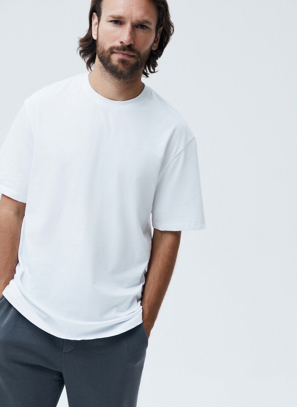 ФУТБОЛКА мужская, цвет: белый Allweneed
Базовая футболка из мягкого хлопка. Круглая горловина и короткий рукав. Хлопок дышит и позволяет ощущать комфорт даже во время бега. Можно носить с джинсами или под жакет для образа в стиле smart casual.