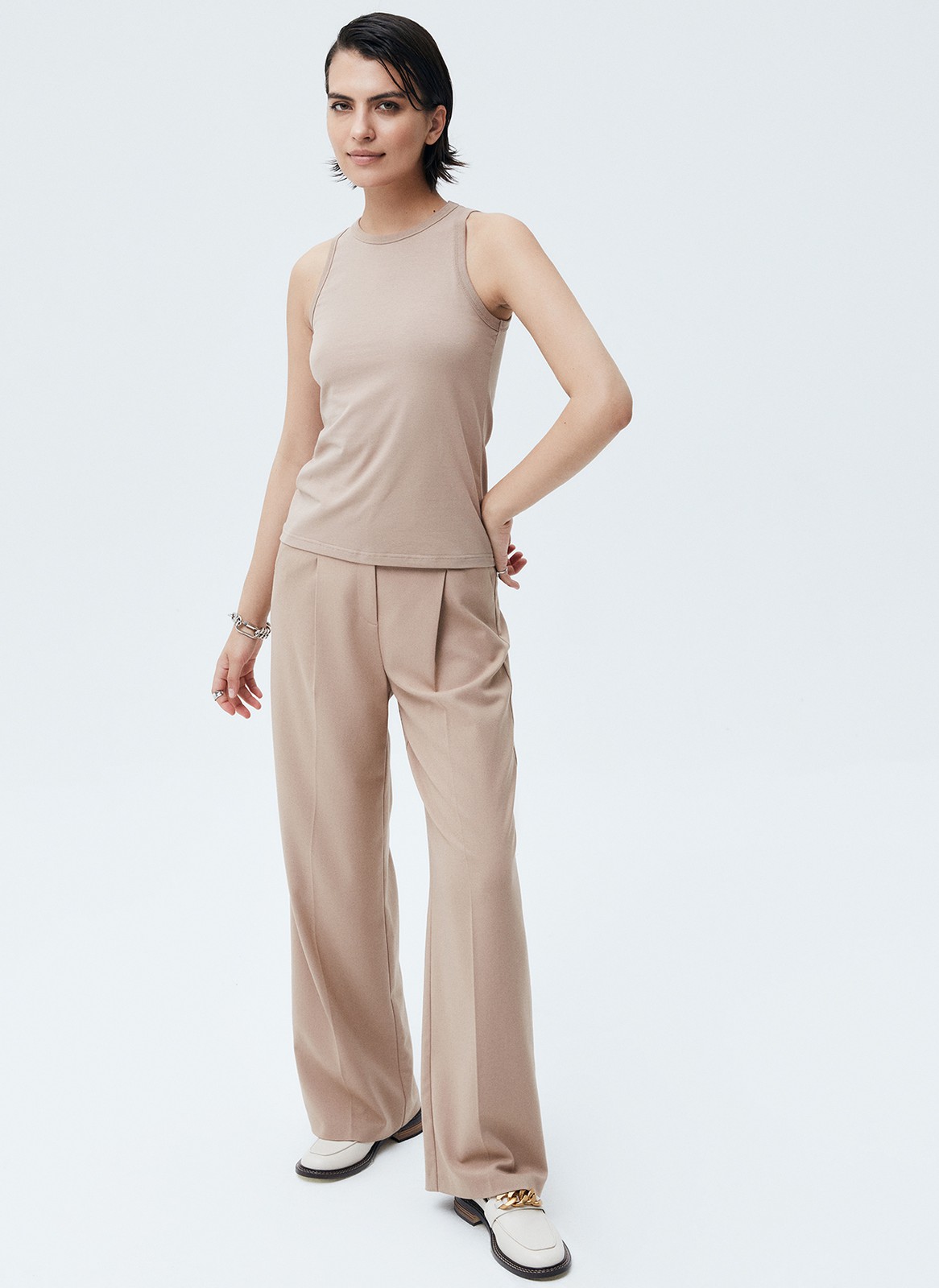 Майка, цвет: песочный Allweneed
Майка из мягкого трикотажа. Приятный материал, который хорошо держит форму. Круглая горловина. Можно носить самостоятельно или под любимый джемпер